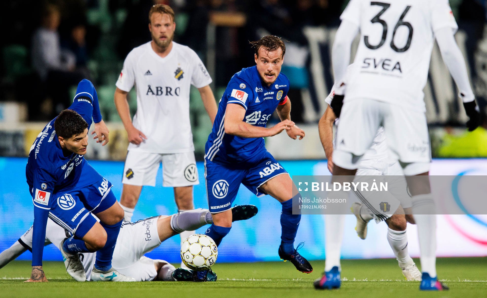 Sundsvalls Eric Larsson kommer ut med bollen ur en rörig