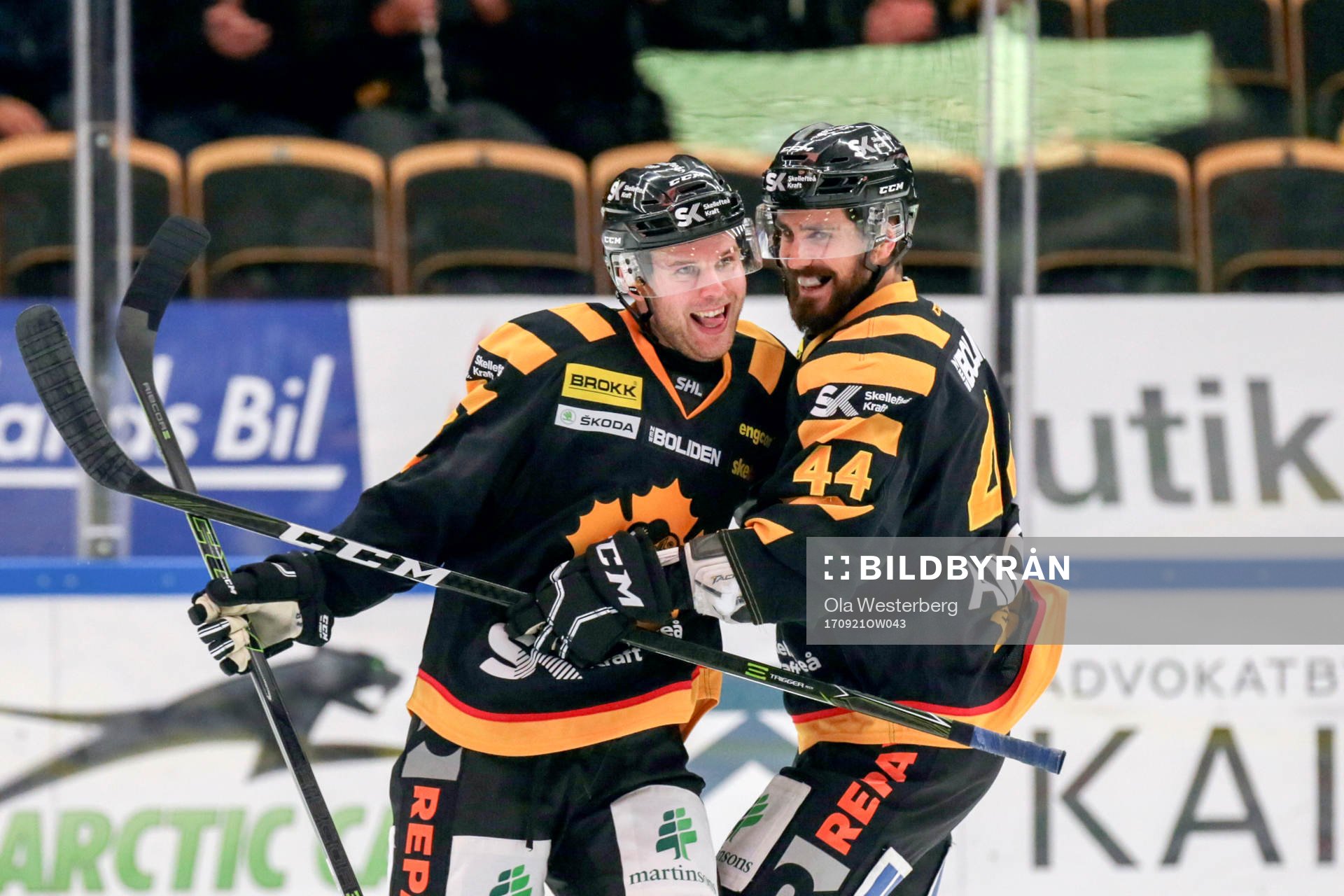 Skellefteås Mark Katic och Morgan Ellis jublar