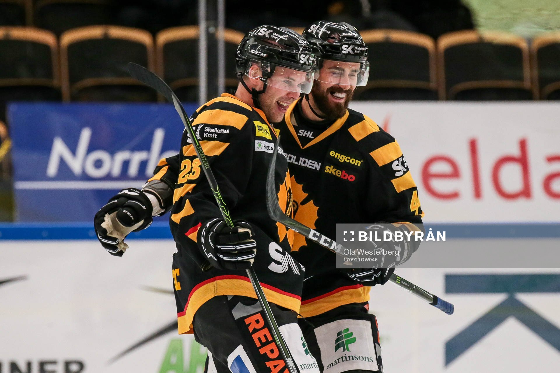 Skellefteås Mark Katic och Morgan Ellis jublar