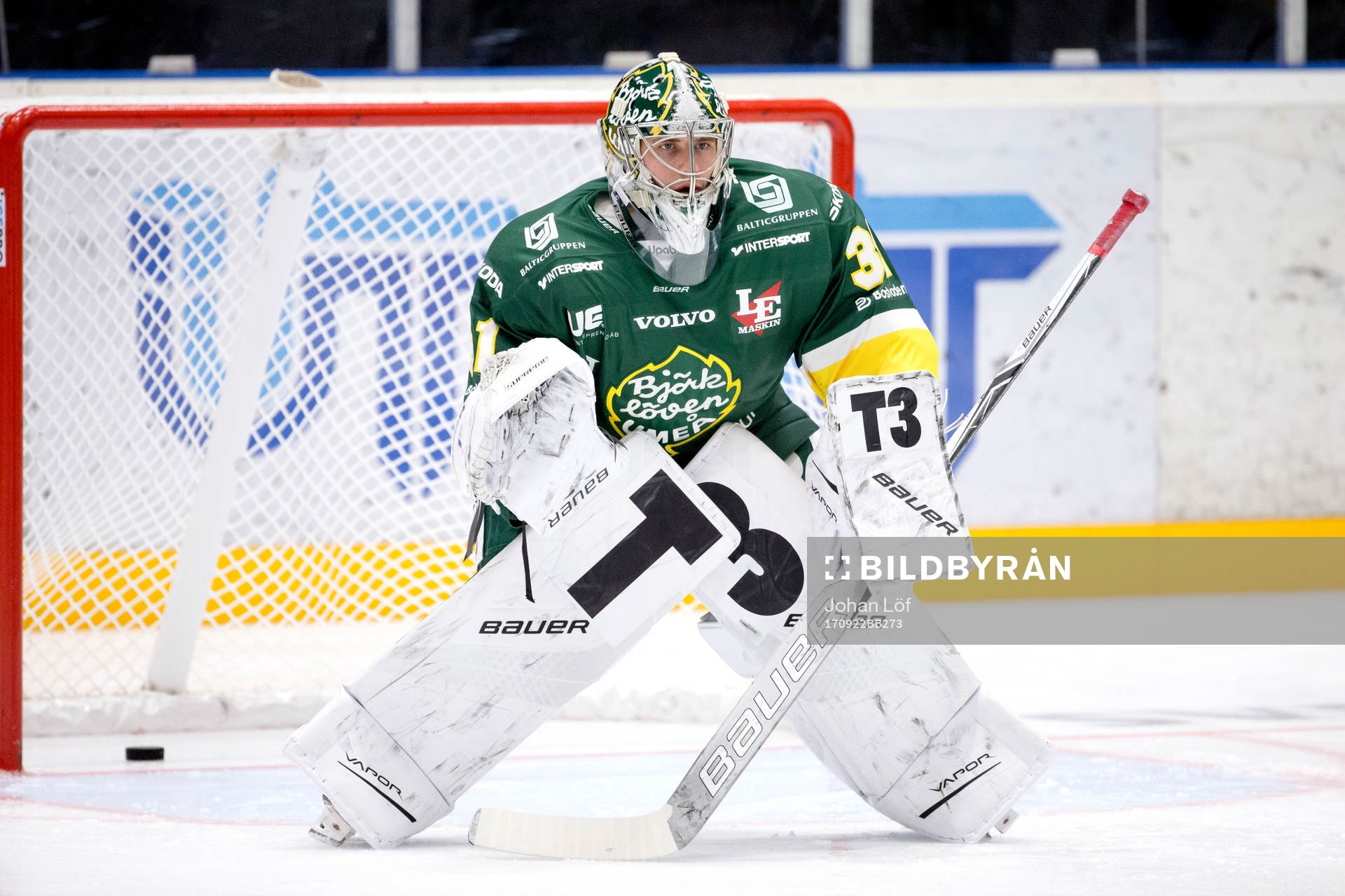 Björklövens målvakt Oscar Masiello värmer upp