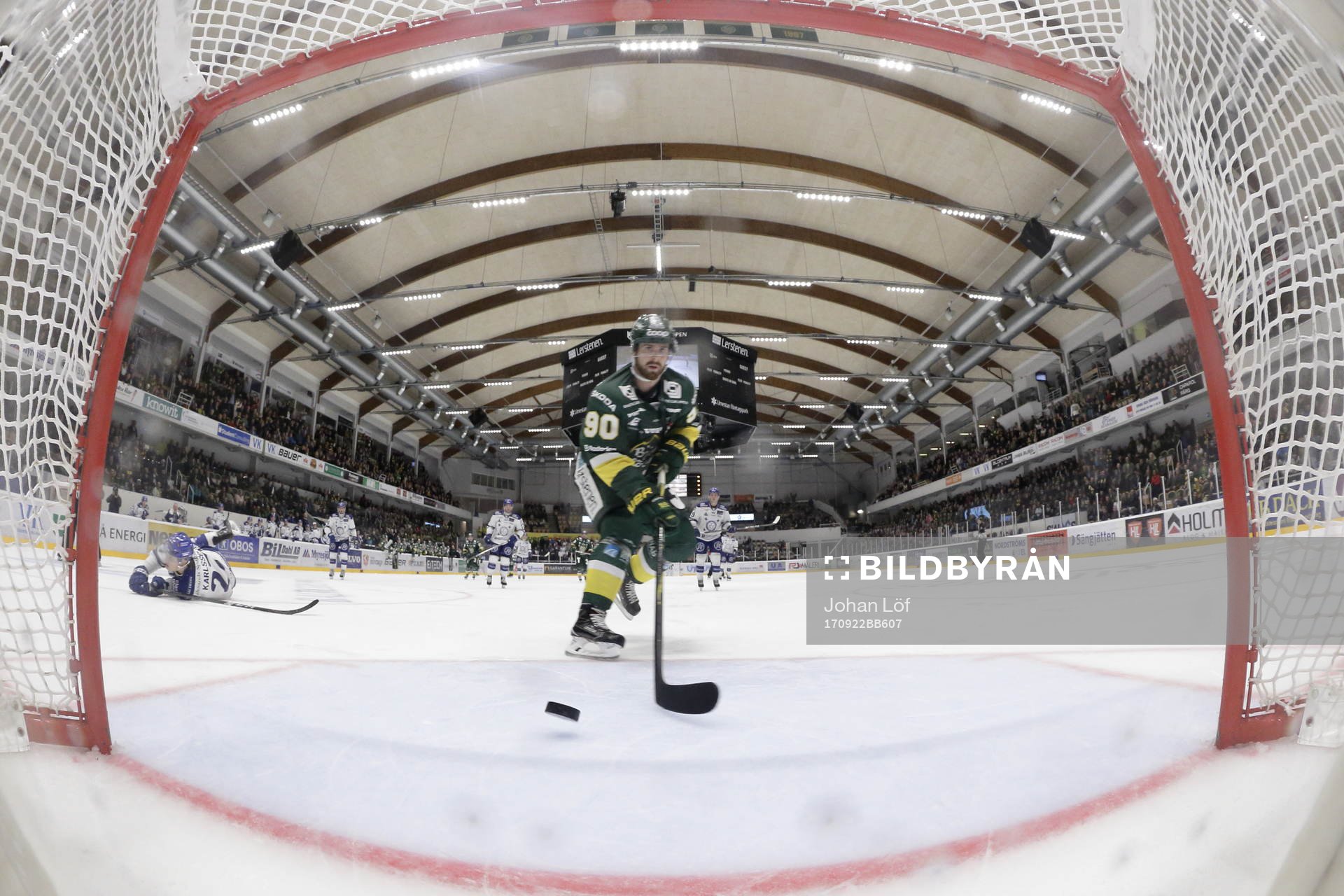Björklövens Alex Hutchings lägger in 6-3 målet i öppen