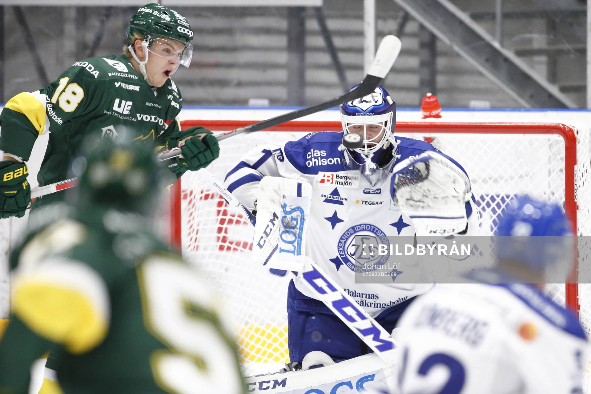 Björklövens Axel Ottosson försöker att styra in pucken