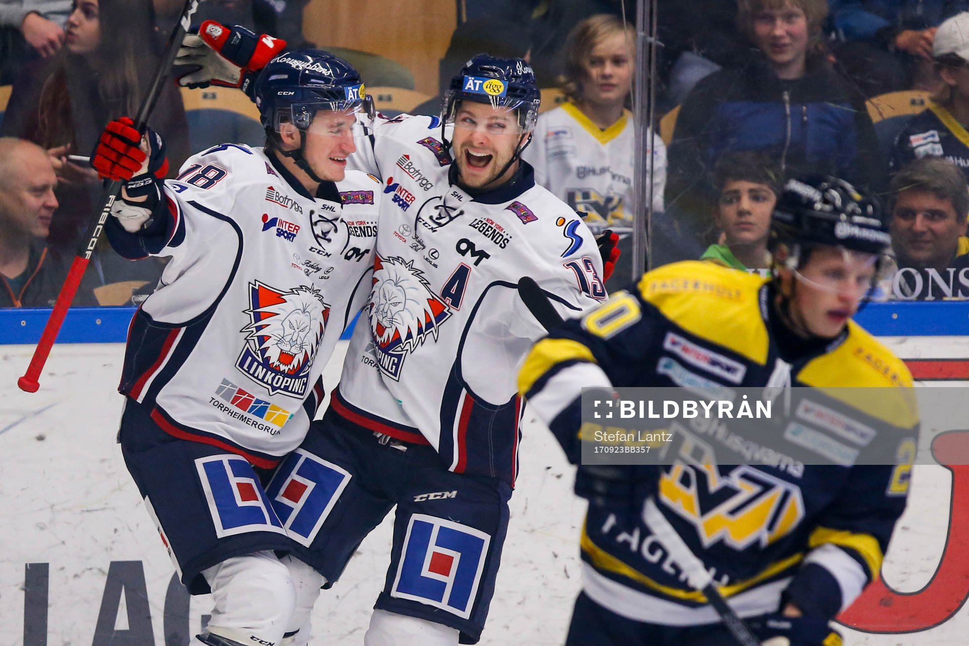 Linköpings Jacob Lilja jublar ihop med Andrew Gordon