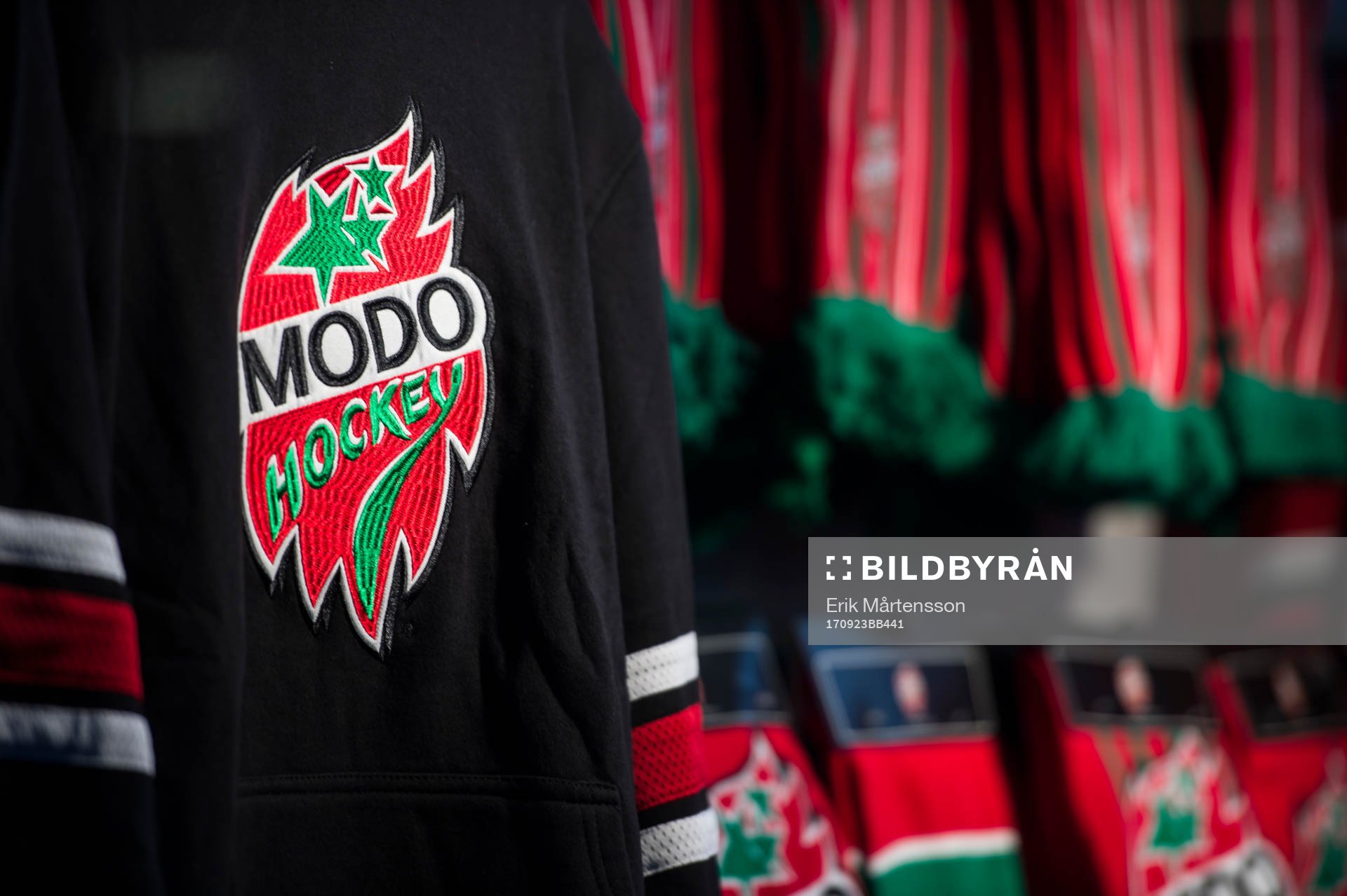 Modos klubbmärke på en tröja