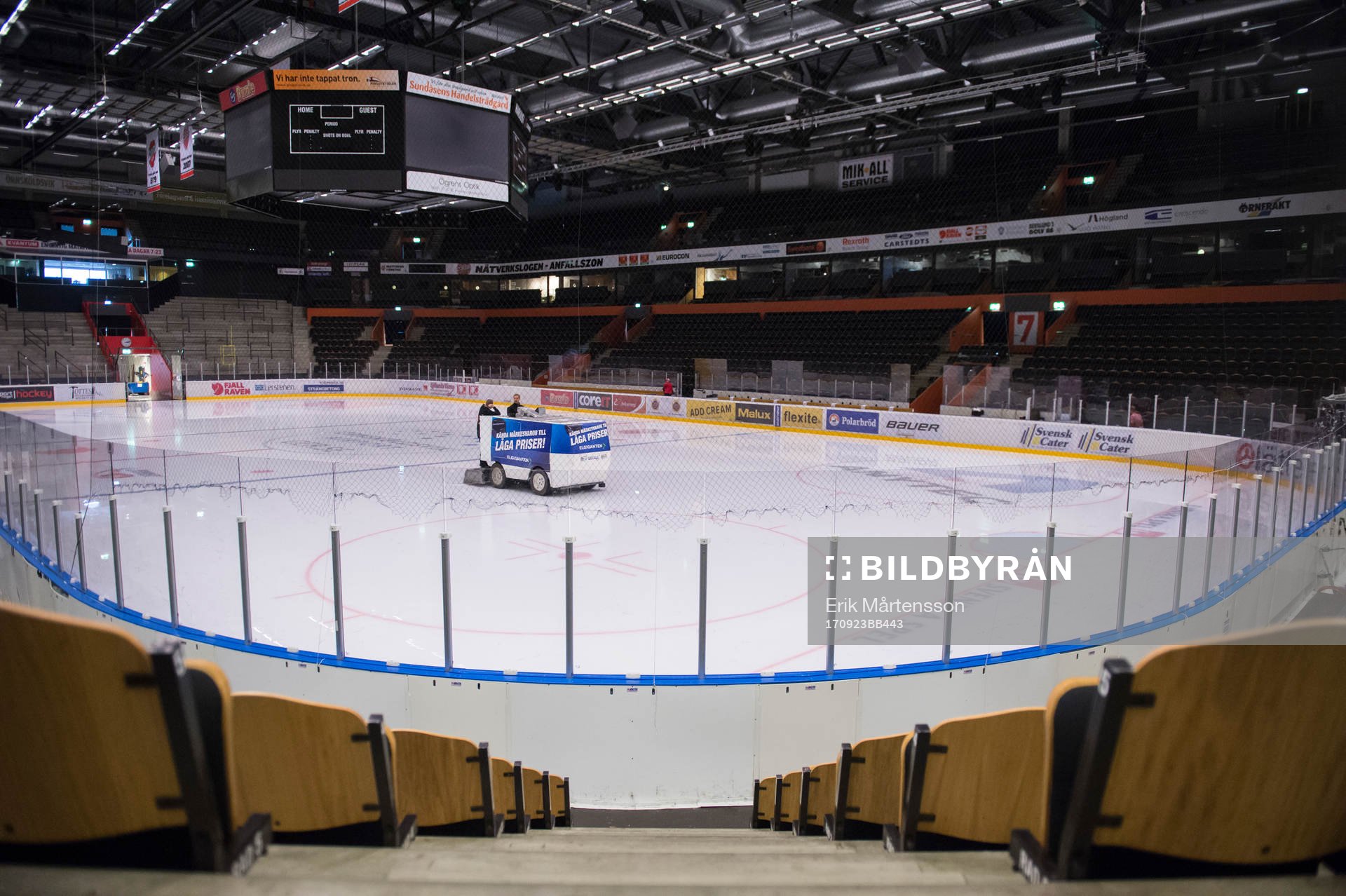 Isen spolas i Fjällräven Center