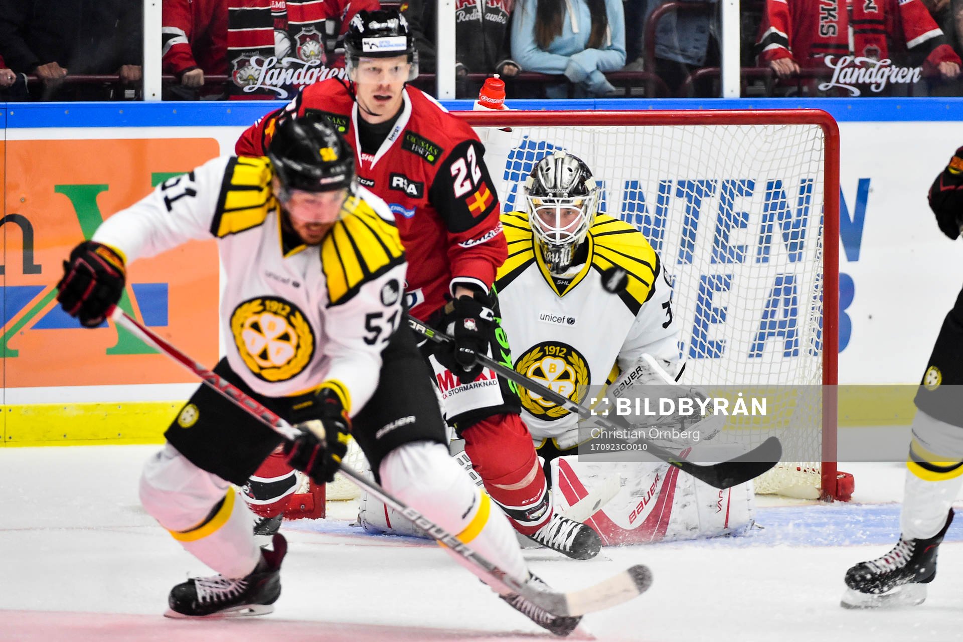 Malmö Redhawks Lars Bryggman mot Brynäs Marc Zanetti och