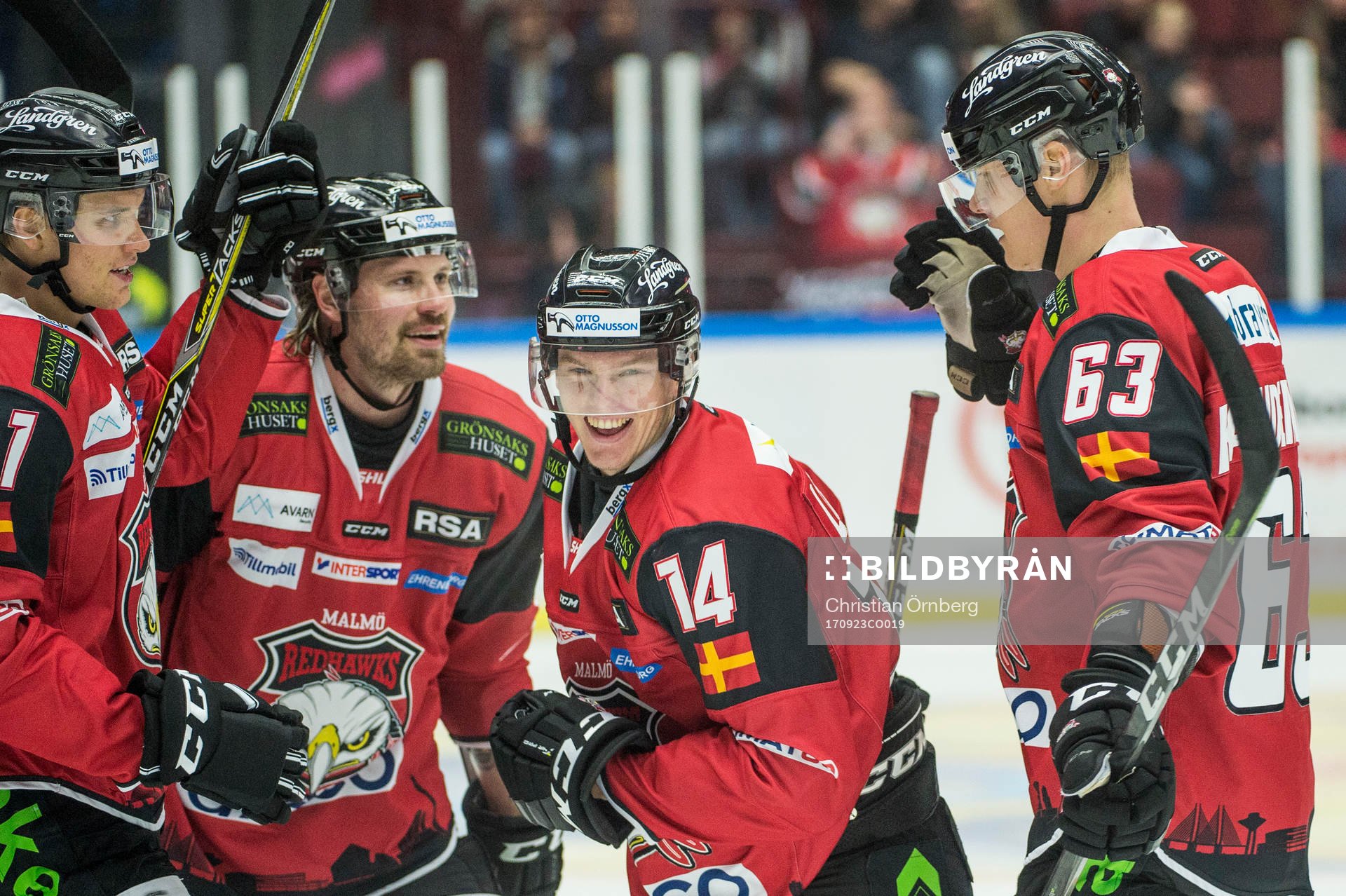 Malmö Redhawks Carl-Johan Lerby i mitten jublar