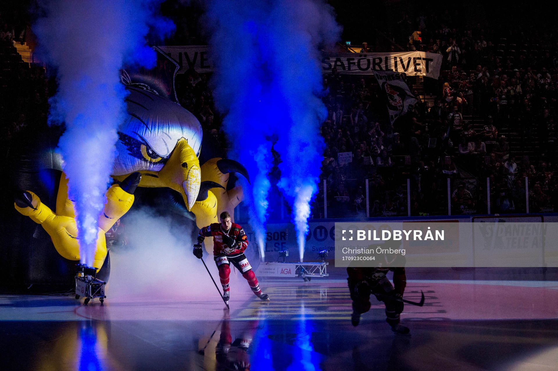 Malmö Redhawks Fredrik Händemark kommer in på isen innan