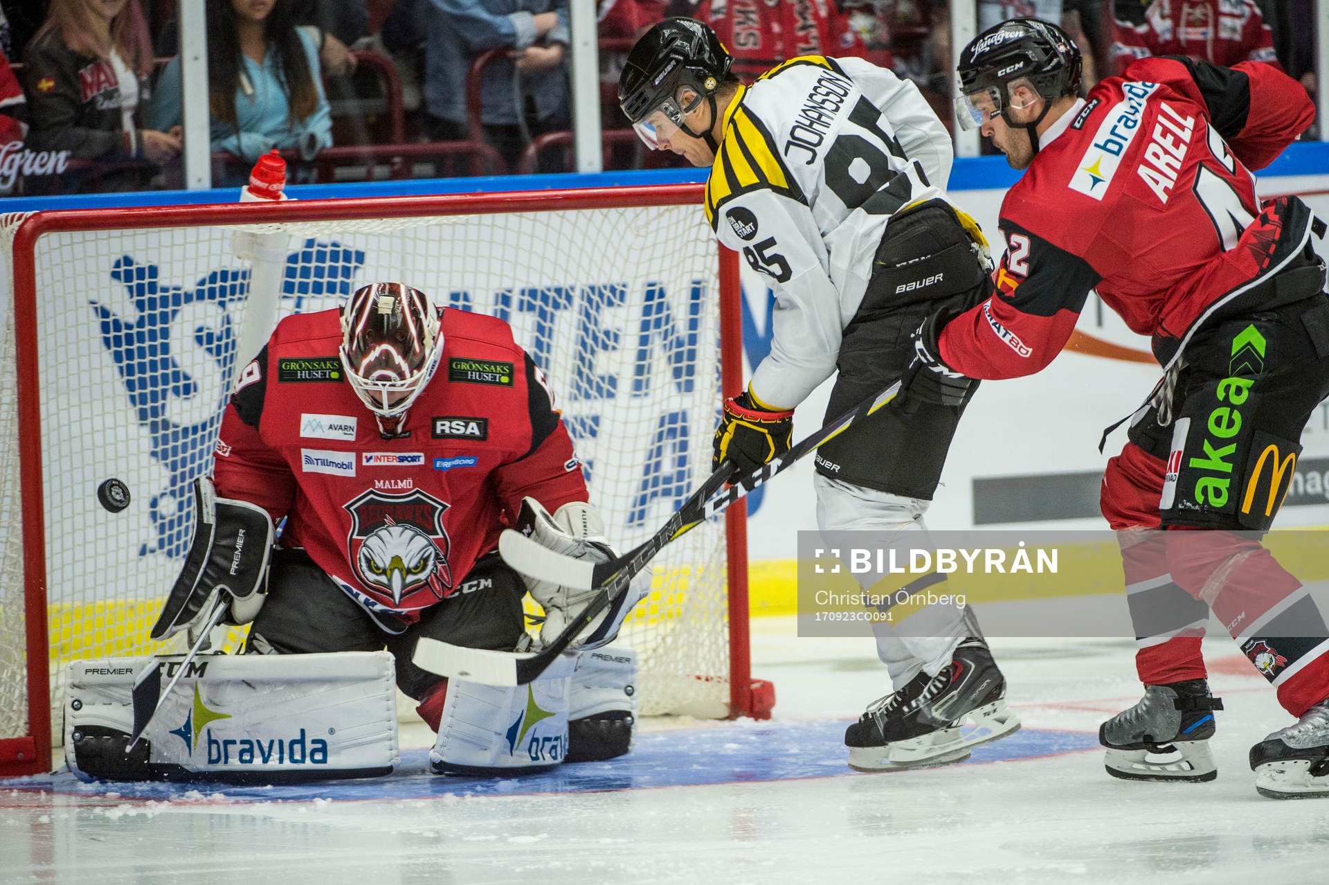 Brynäs Mikael Johansson mot Malmö Redhawks målvakt Oscar