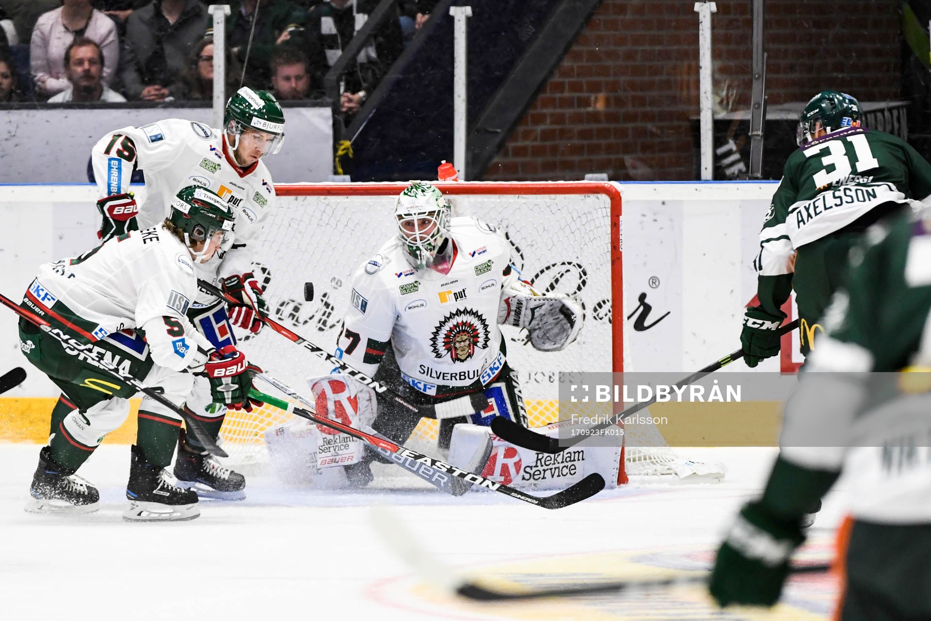 Färjestads Dick Axelsson (th) gör 1-1