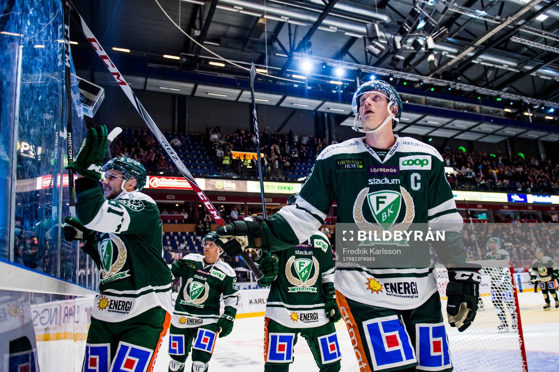Färjestads Theodor Lennström och Johan Ryno jublar