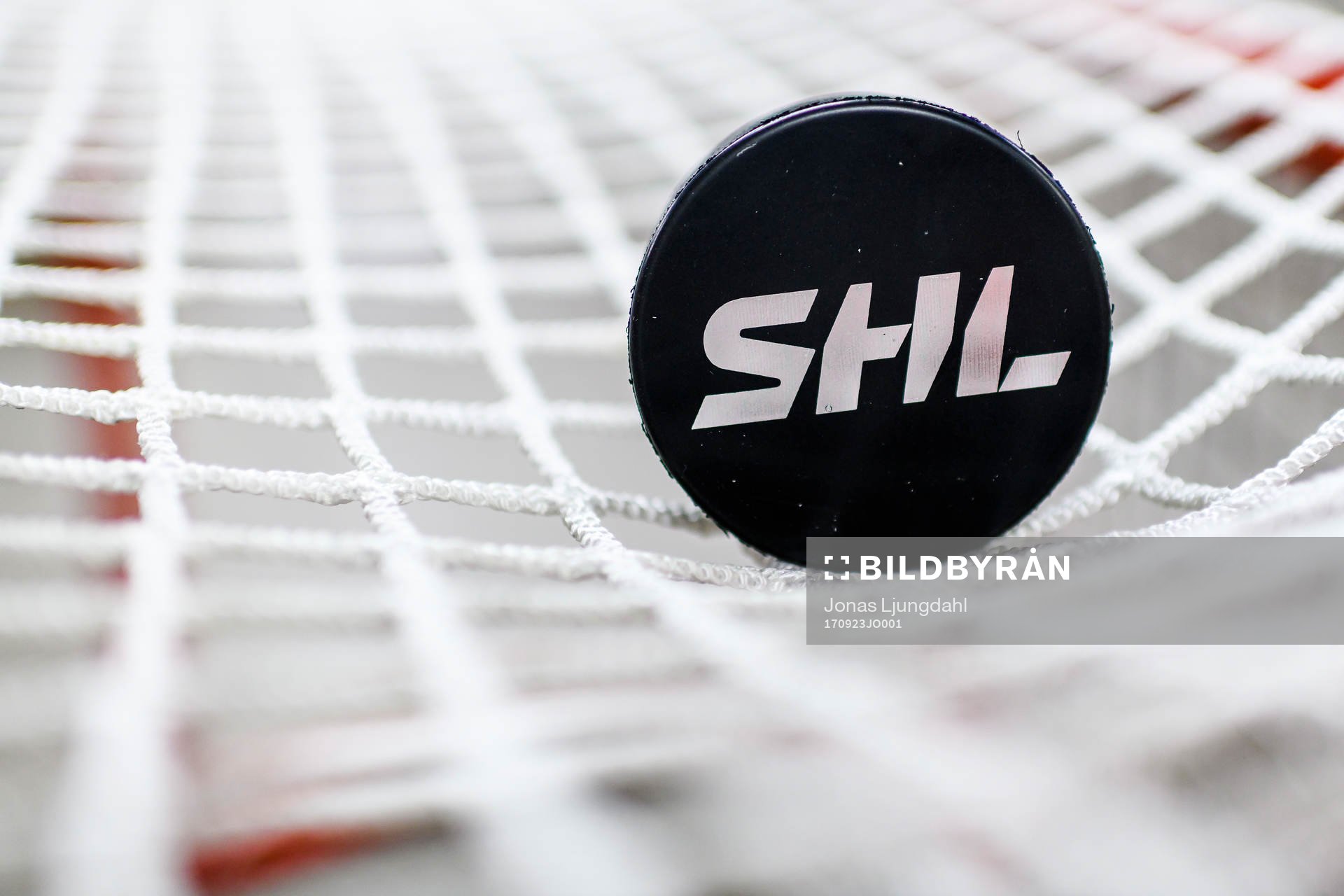 Matchpuck med SHL logo före ishockeymatchen i SHL mellan