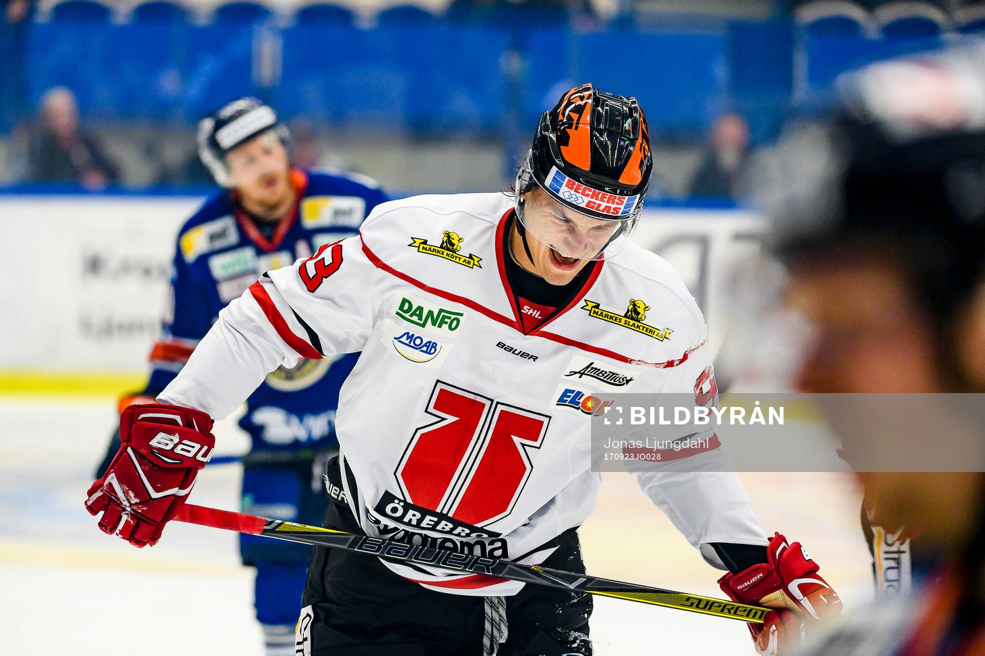 Örebros Filip Ahl grinar illa