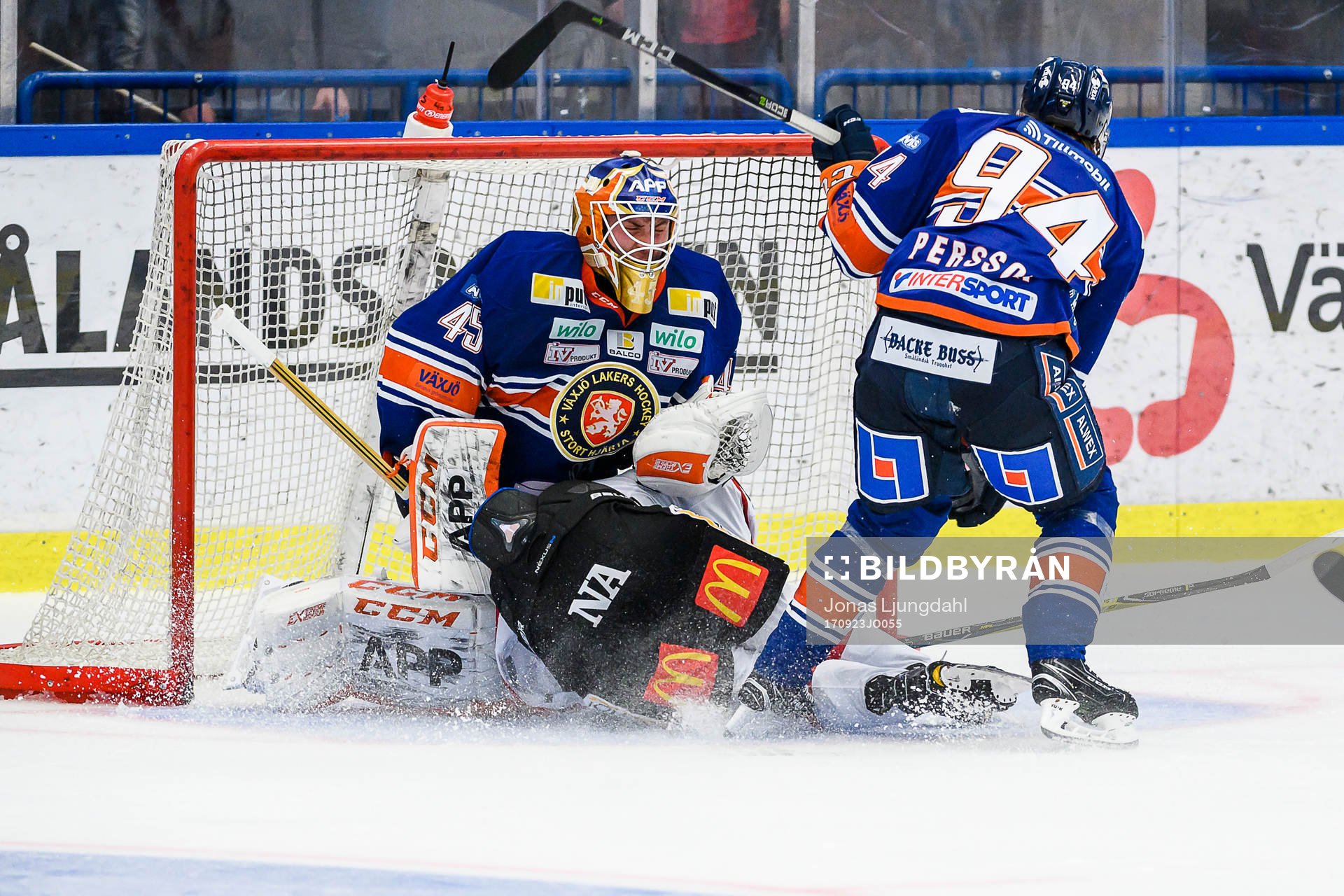 Örebros Tyson Spink krockar med Växjös målvakt Viktor