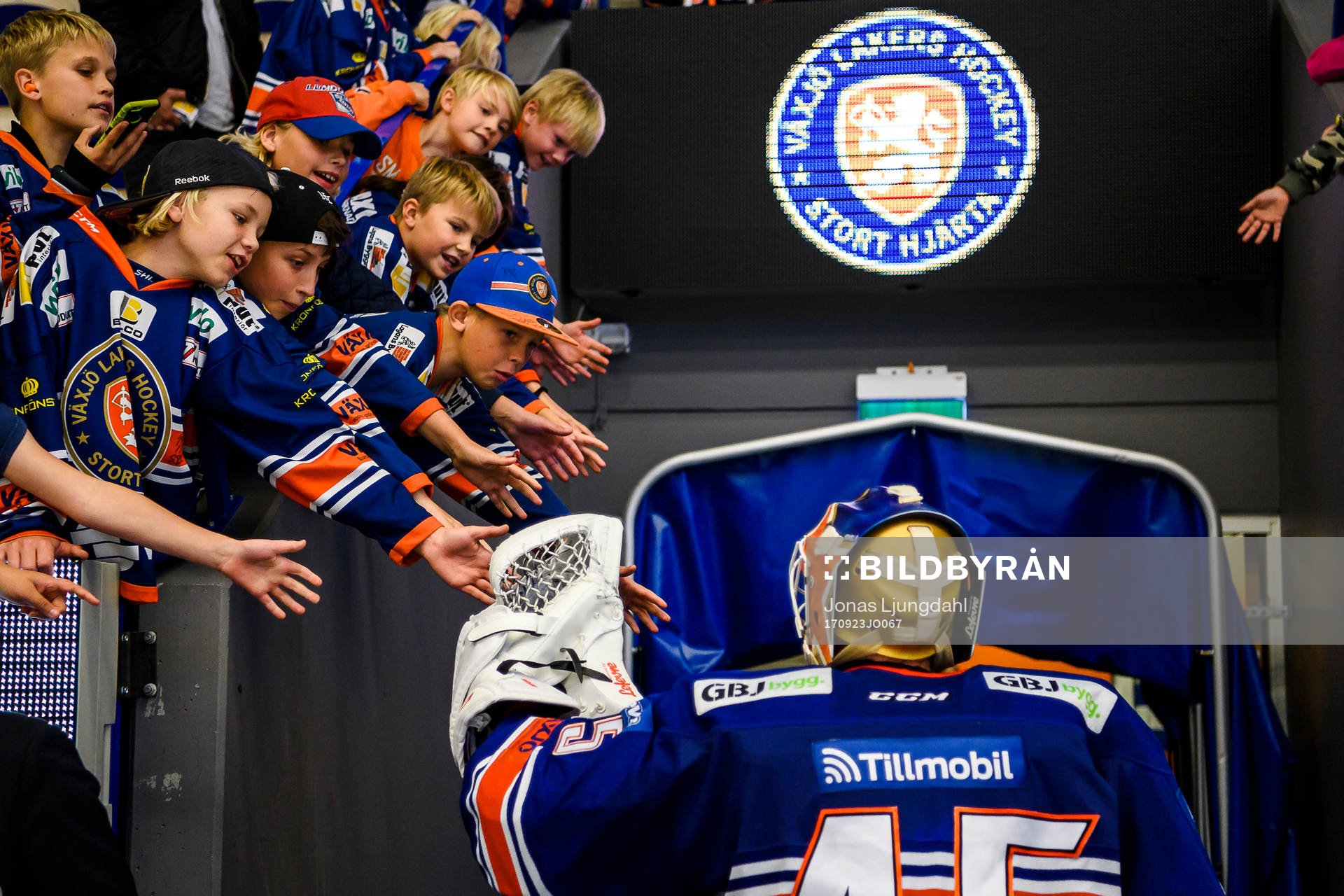 Växjös målvakt Viktor Andrén hälsar på supportrar