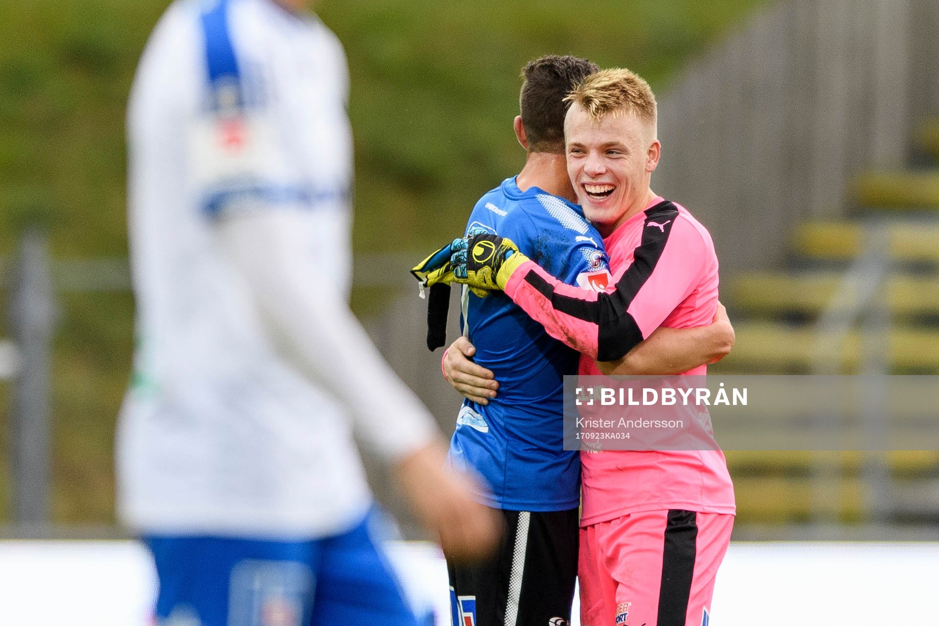 Halmstads målvakt Isak Pettersson jublar