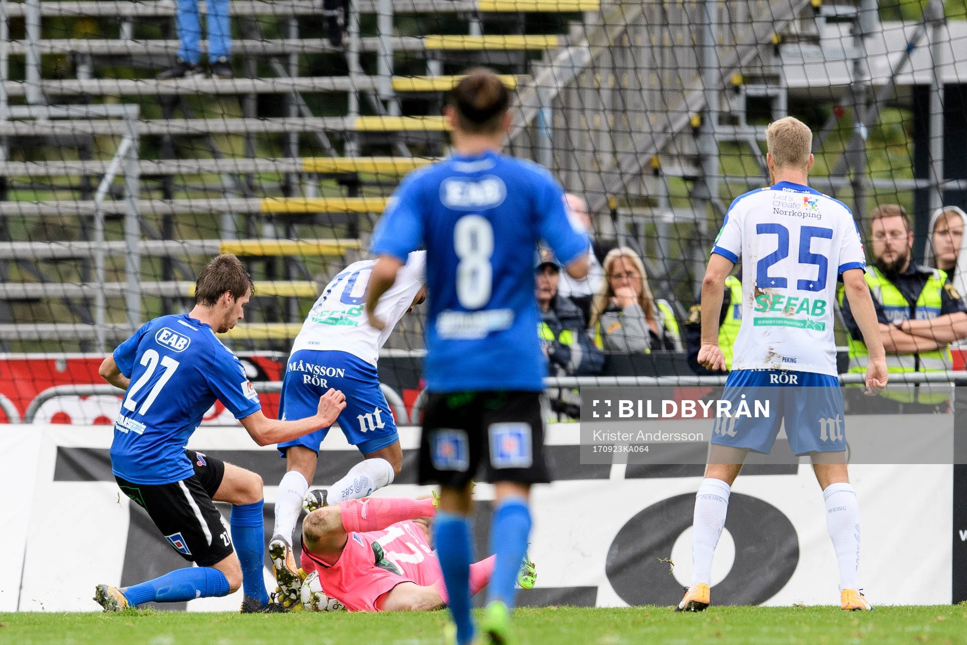 Halmstads målvakt Isak Pettersson räddar framför