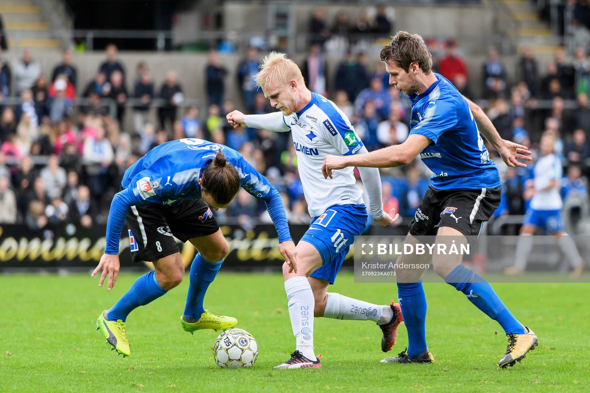 Norrköpings Karl Holmberg i kamp med Halmstads Pontus Silfwer och Marcus Johansson under fotbollsmatchen i Allsvenskan mellan Halmstad och Norrköping den 23 september 2017 i Halmstad.