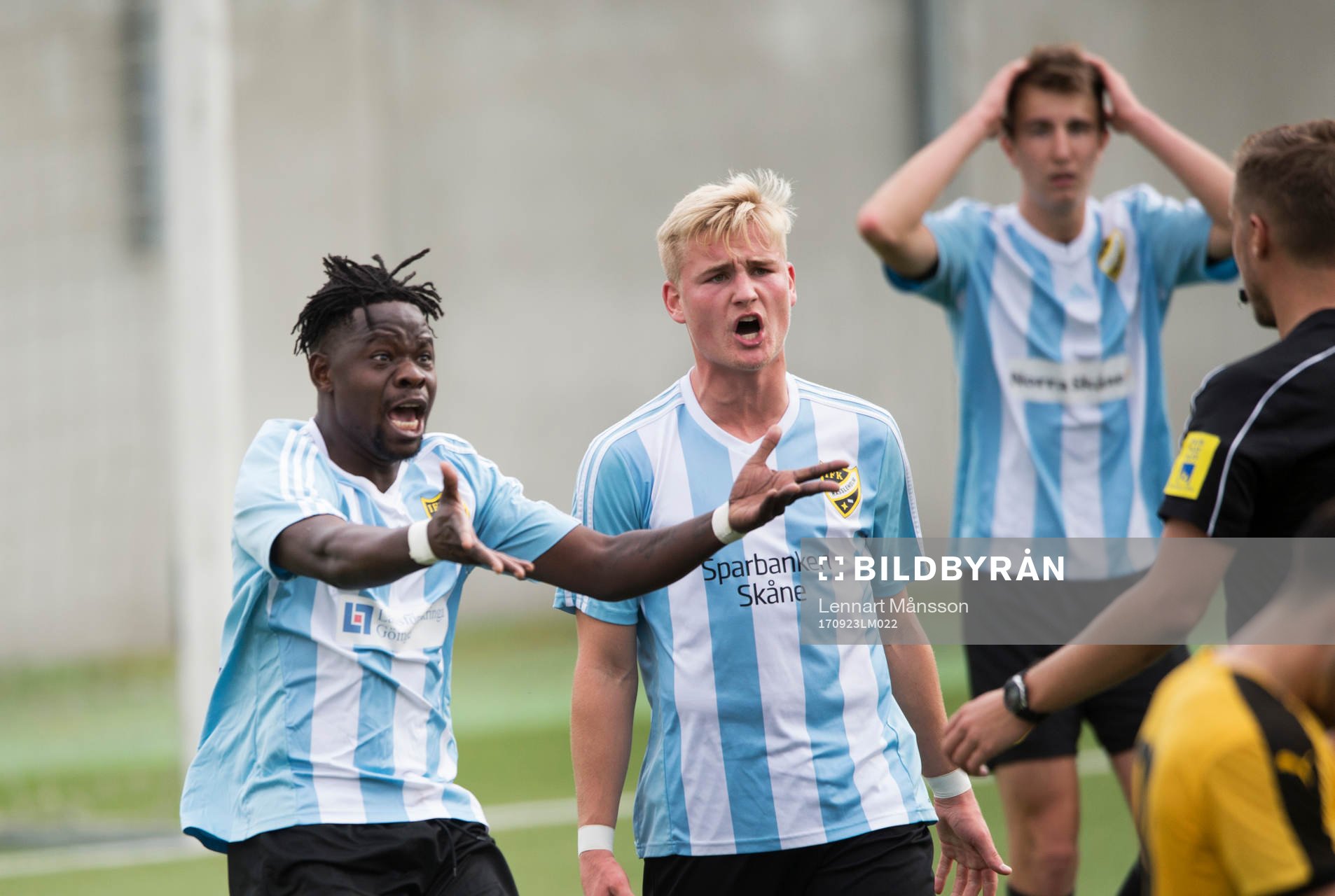 IFK Hässleholms Patrick Osiako protesterar mot avgörande
