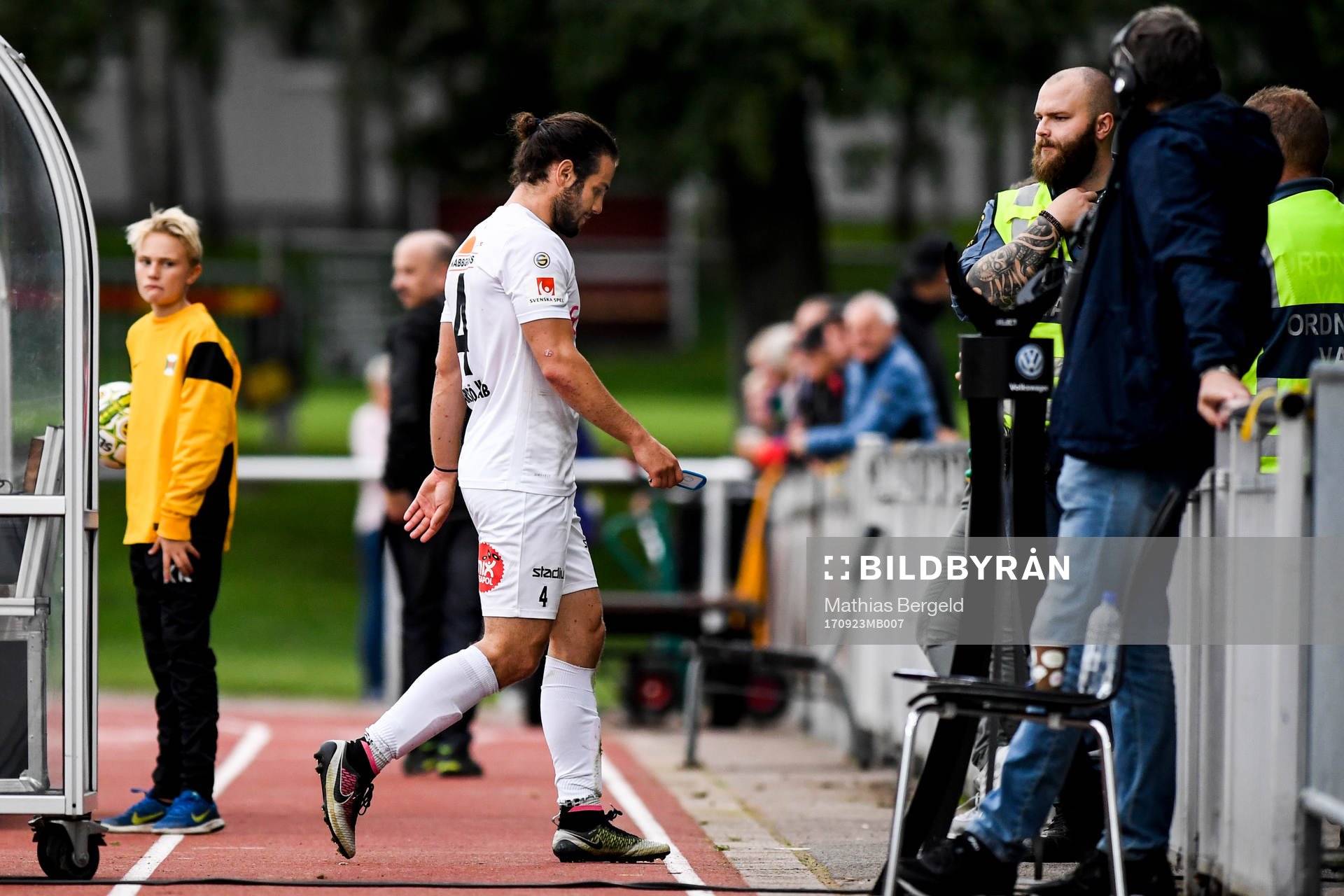 Dalkurds Alex De John deppar när han lämnar planen