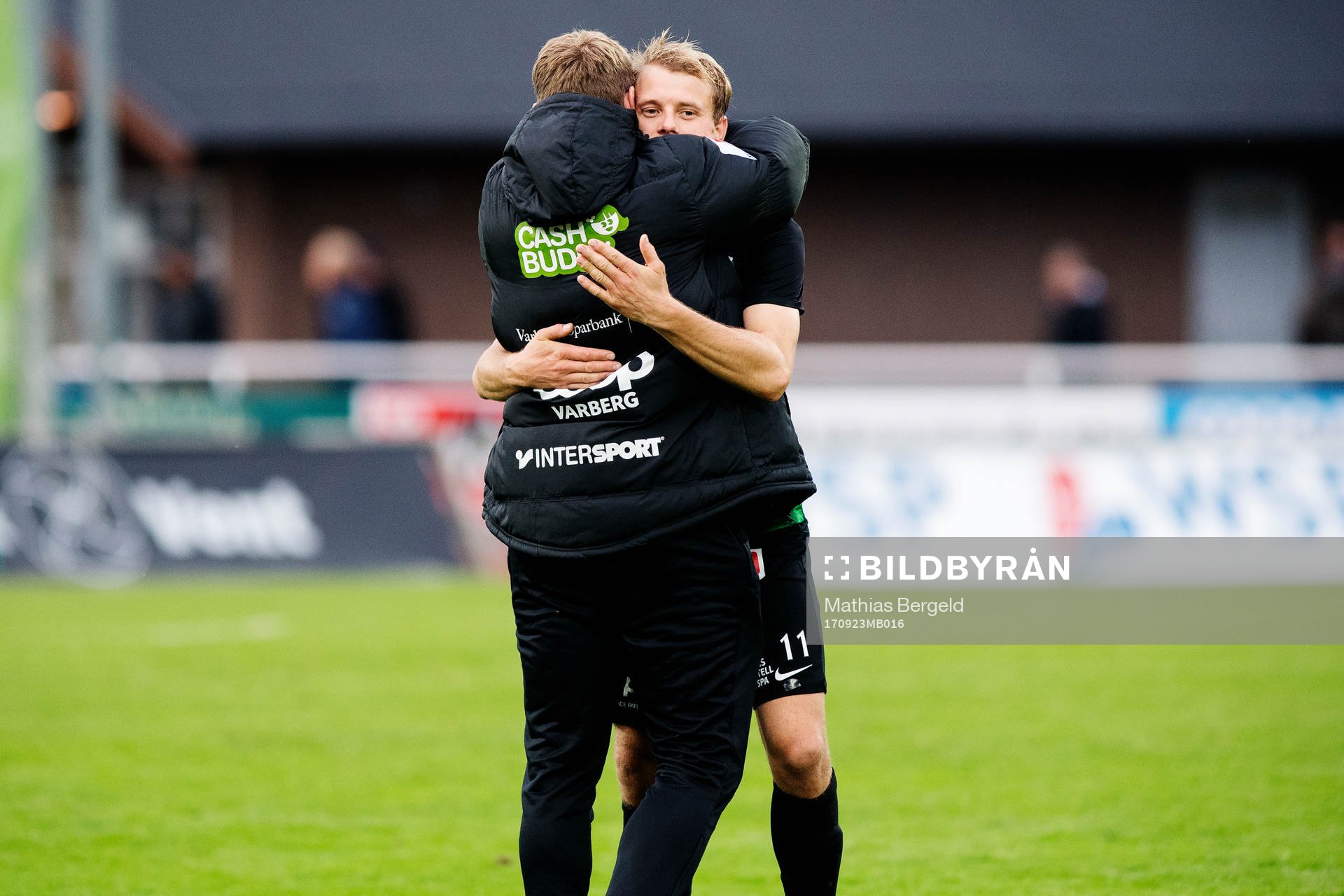 Varbergs Jakob Olsson jublar efter vinsten i fotbollsmatchen i Superettan mellan Varberg och Dalkurd den 23 september 2017 i Varberg.