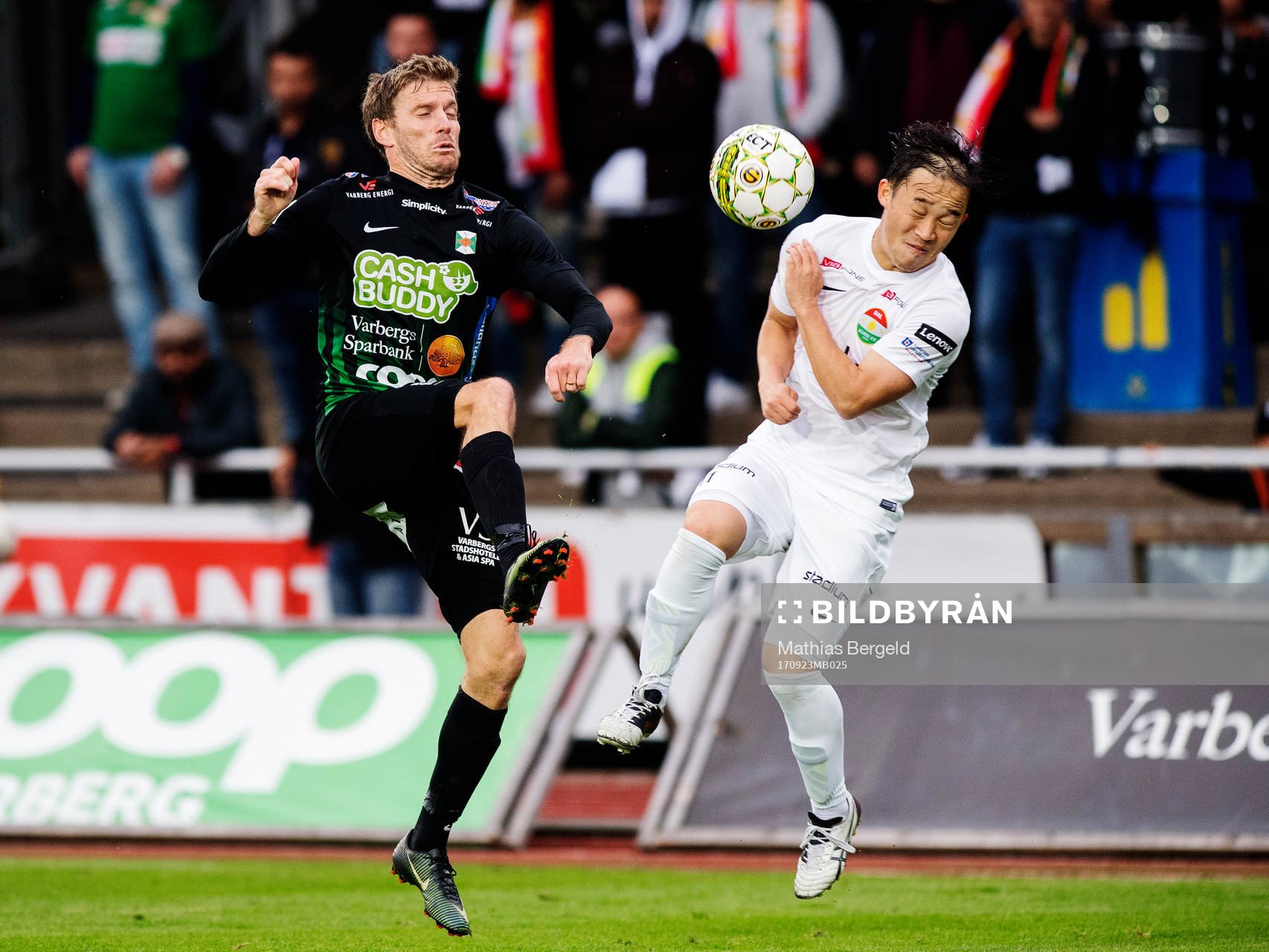 Varbergs Karl Söderström och Dalkurds Yukiya Sugita i