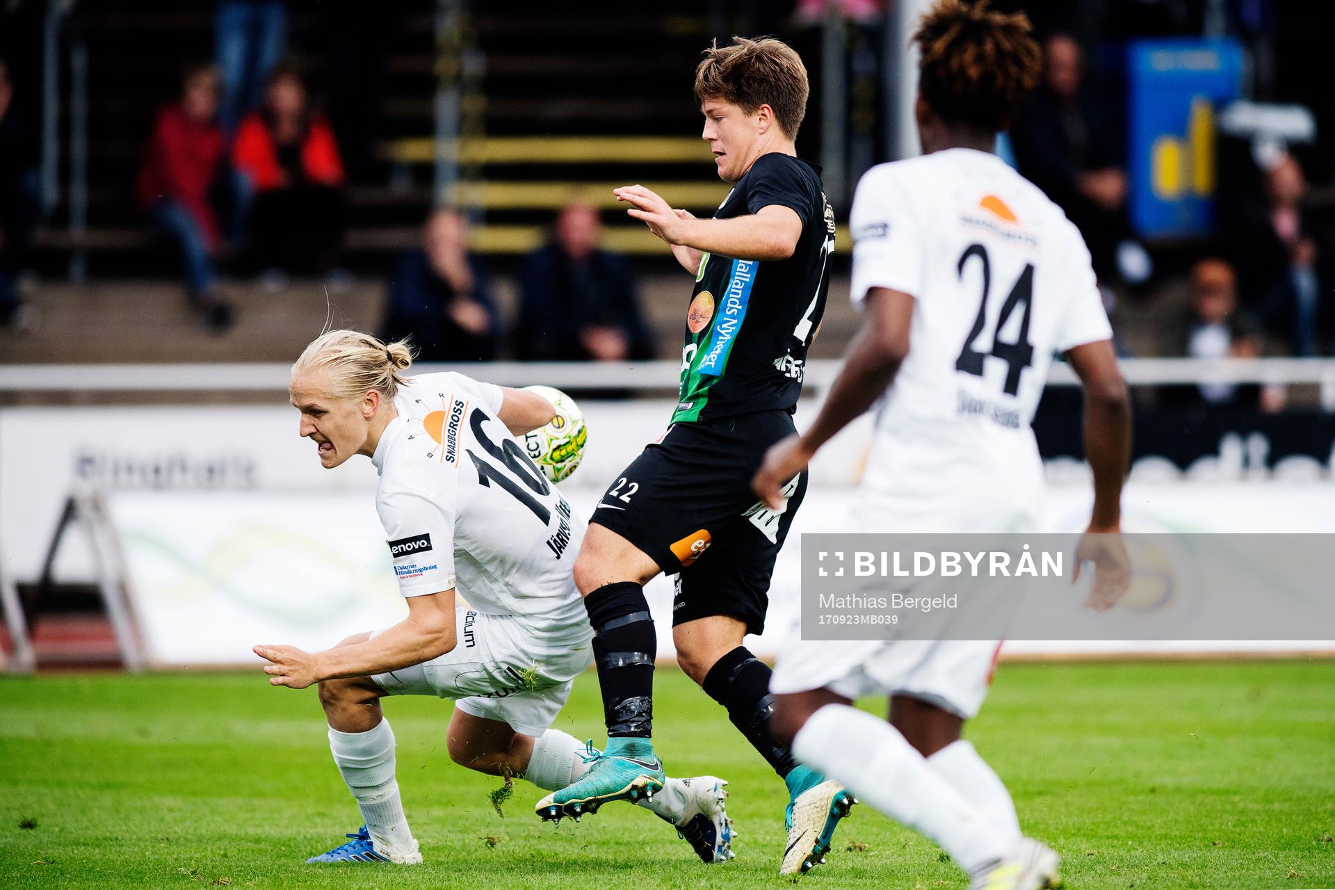 Dalkurds Henrik Löfkvist försvarar mot Varbergs Joel