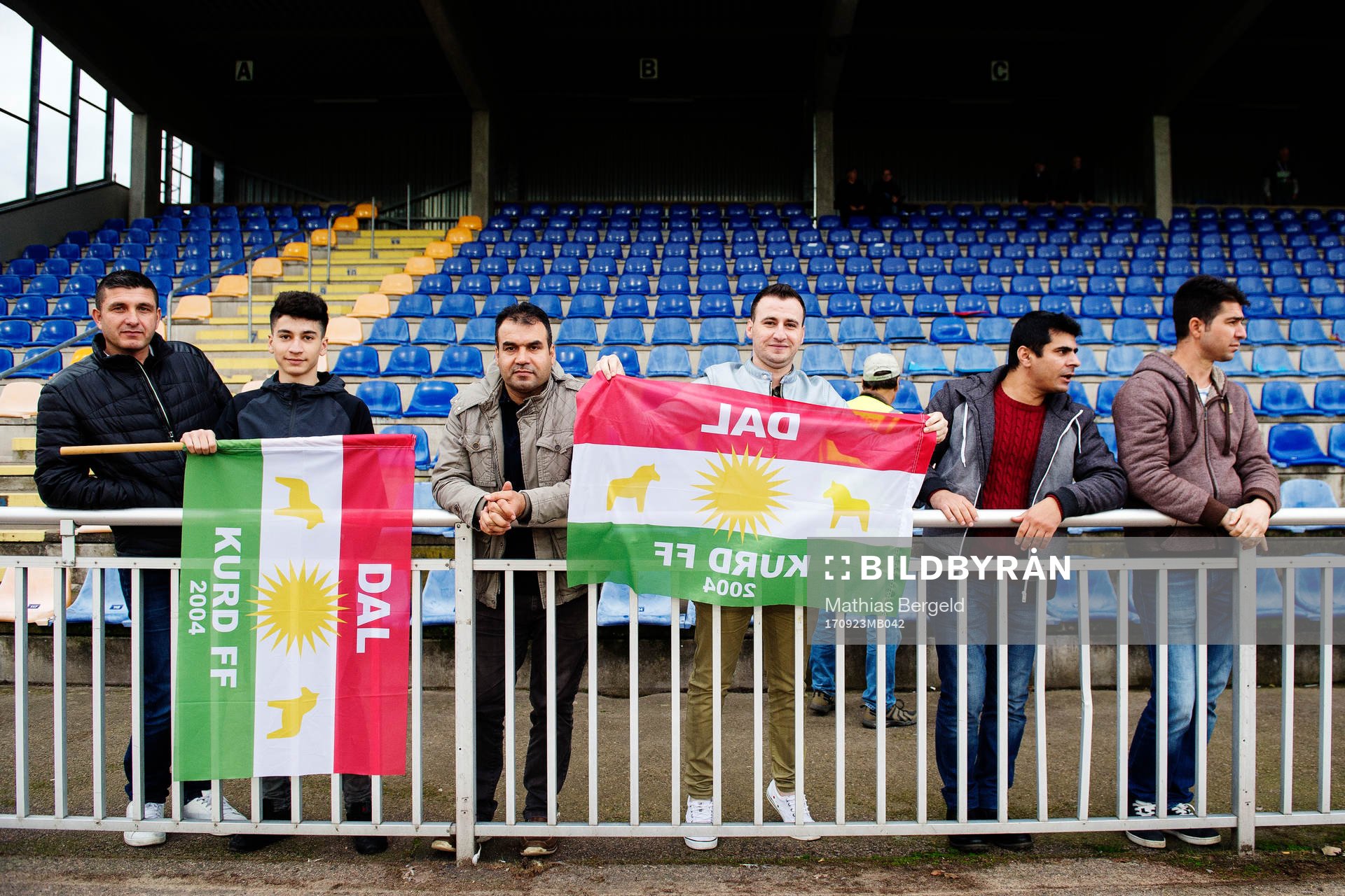 Dalkurdsupportrar med flaggor