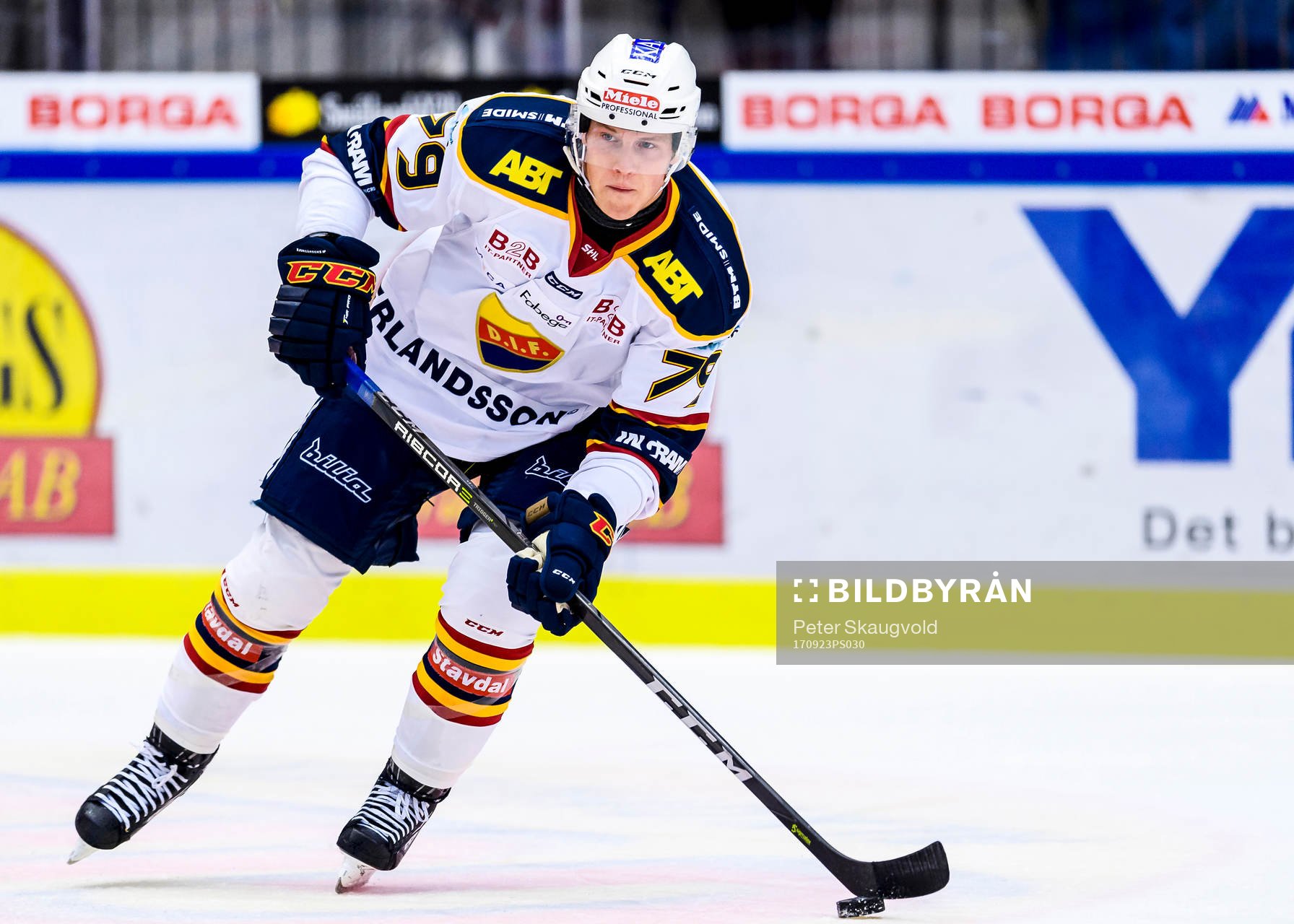 Djurgårdens Patrik Lundh med pucken