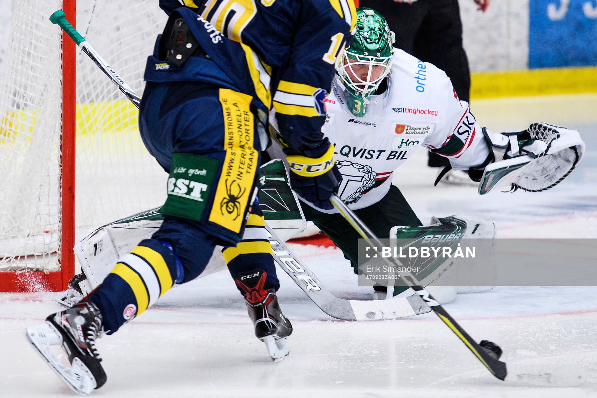 Tingsryds målvakt Niklas Rubin följer pucken med blicken