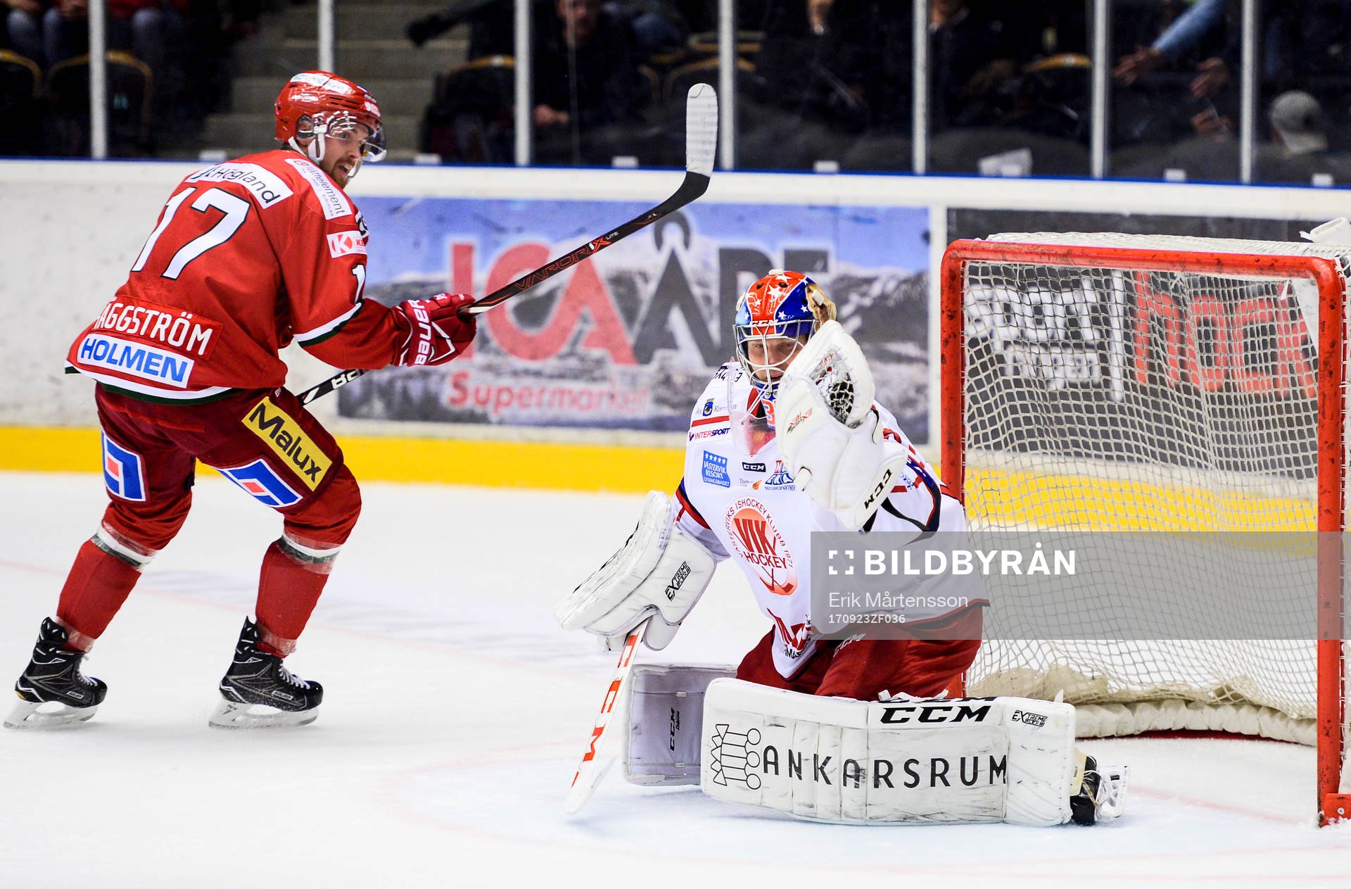 Västerviks målvakt Jonas Fransson räddar skott från