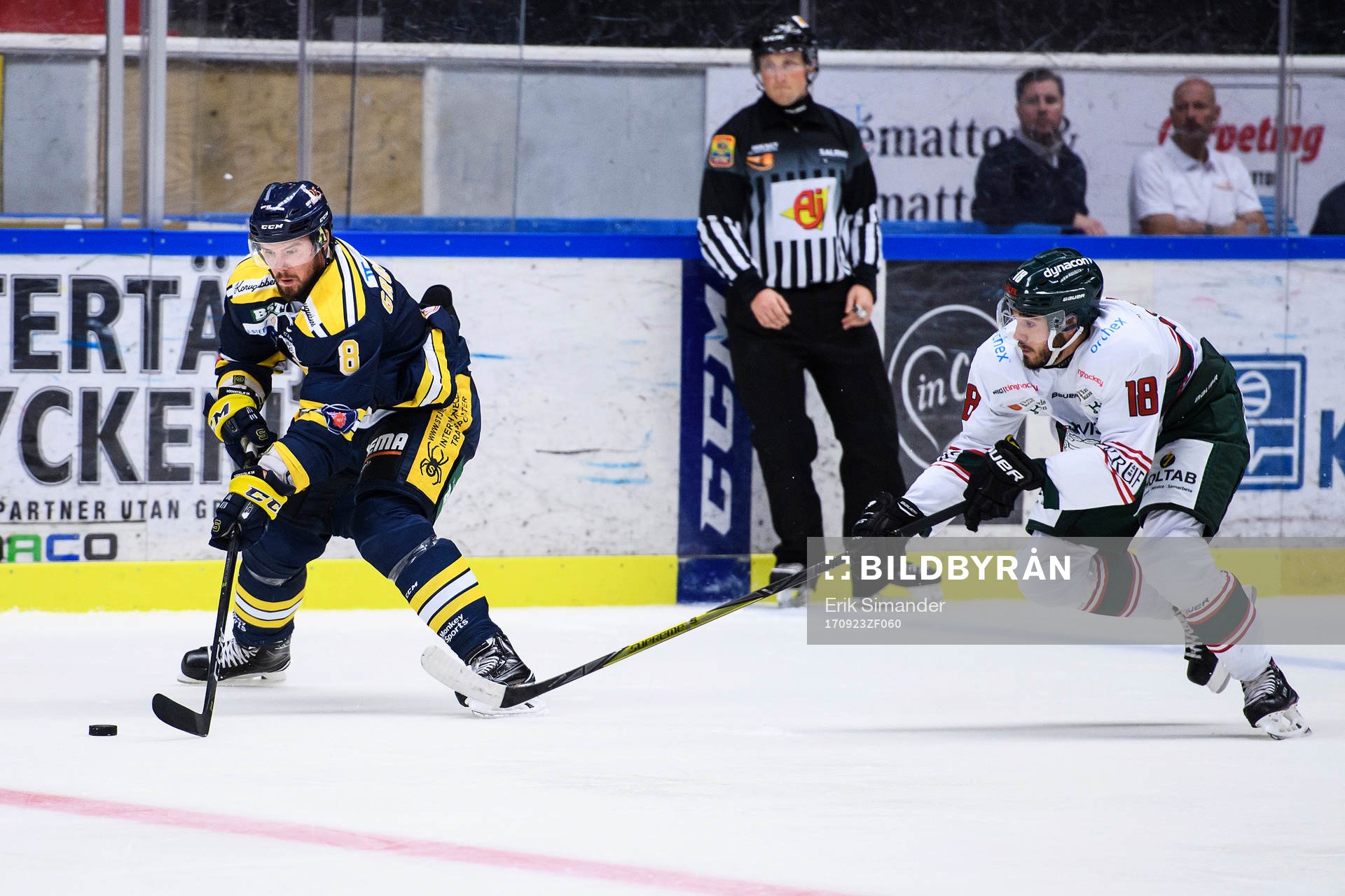 Södertäljes Nicklas Grossmann jagas av Tingsryds Jacob