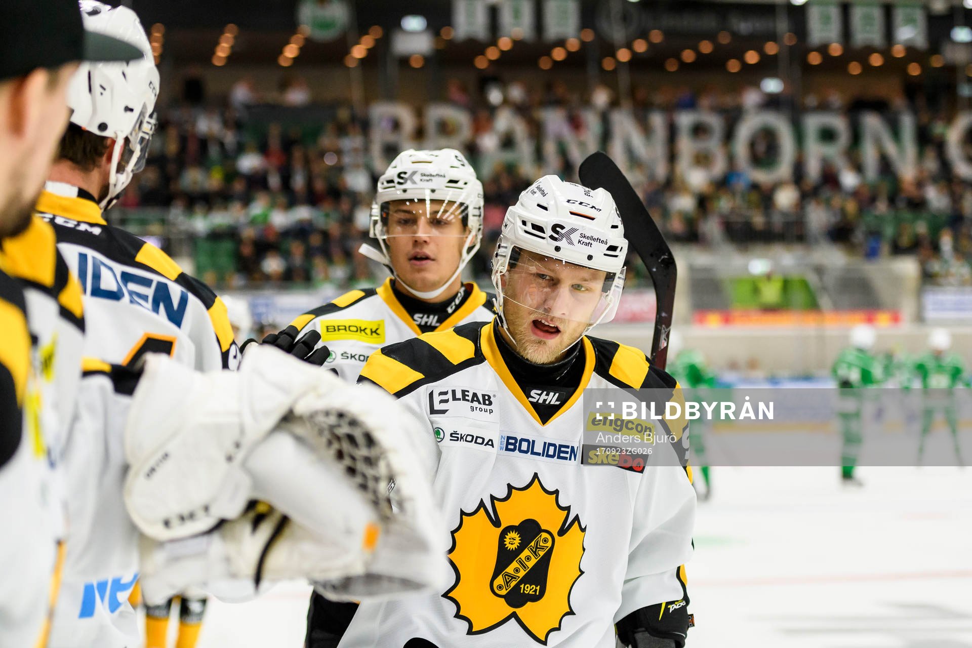 Skellefteås Oscar Möller jublar med båset