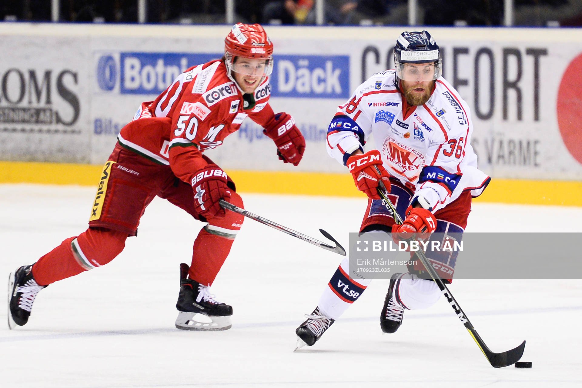 Modos Tim Wahlgren jagar Västerviks Alexander Wiklund