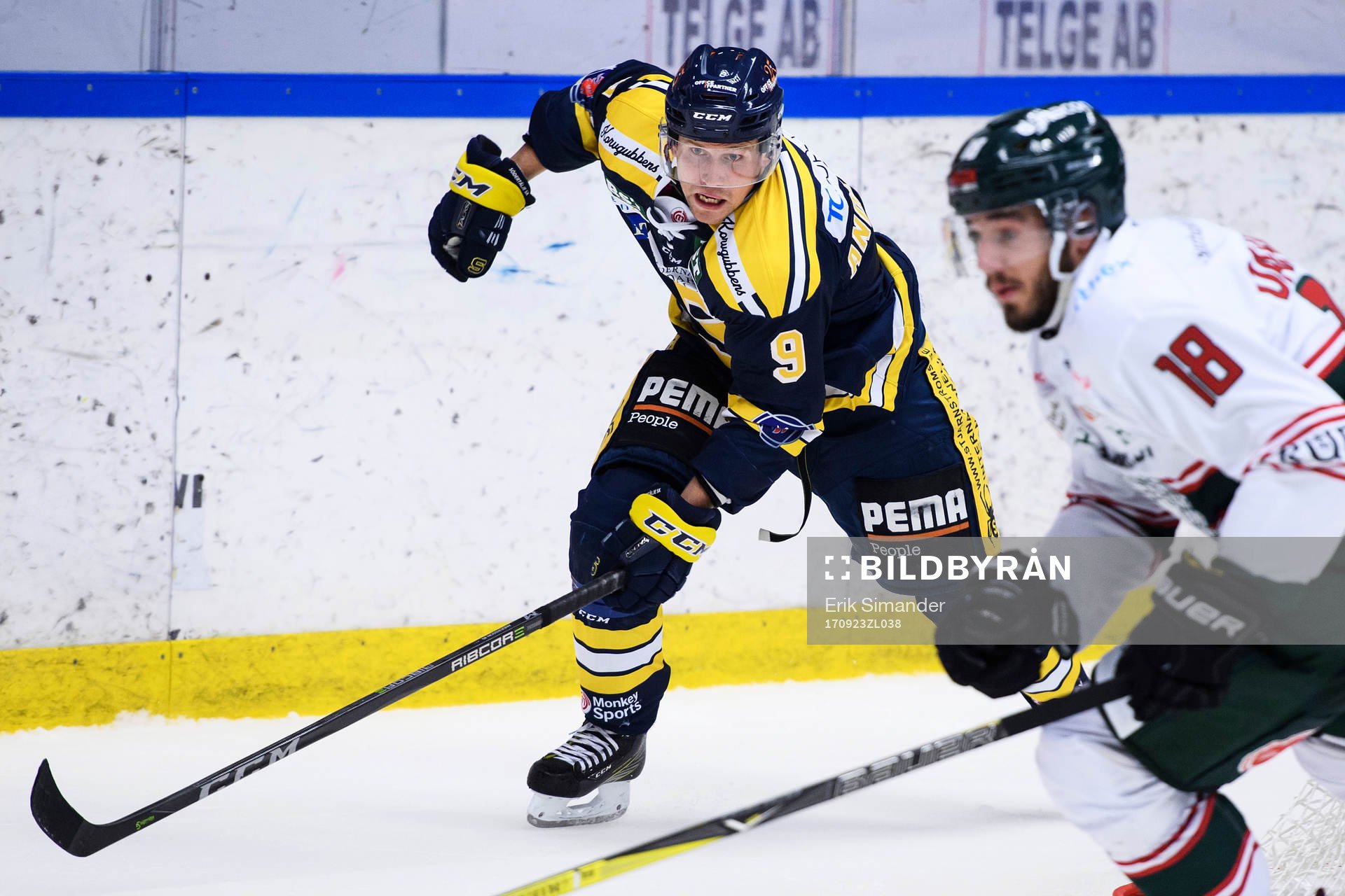 Södertäljes Victor Andersson jagar pucken