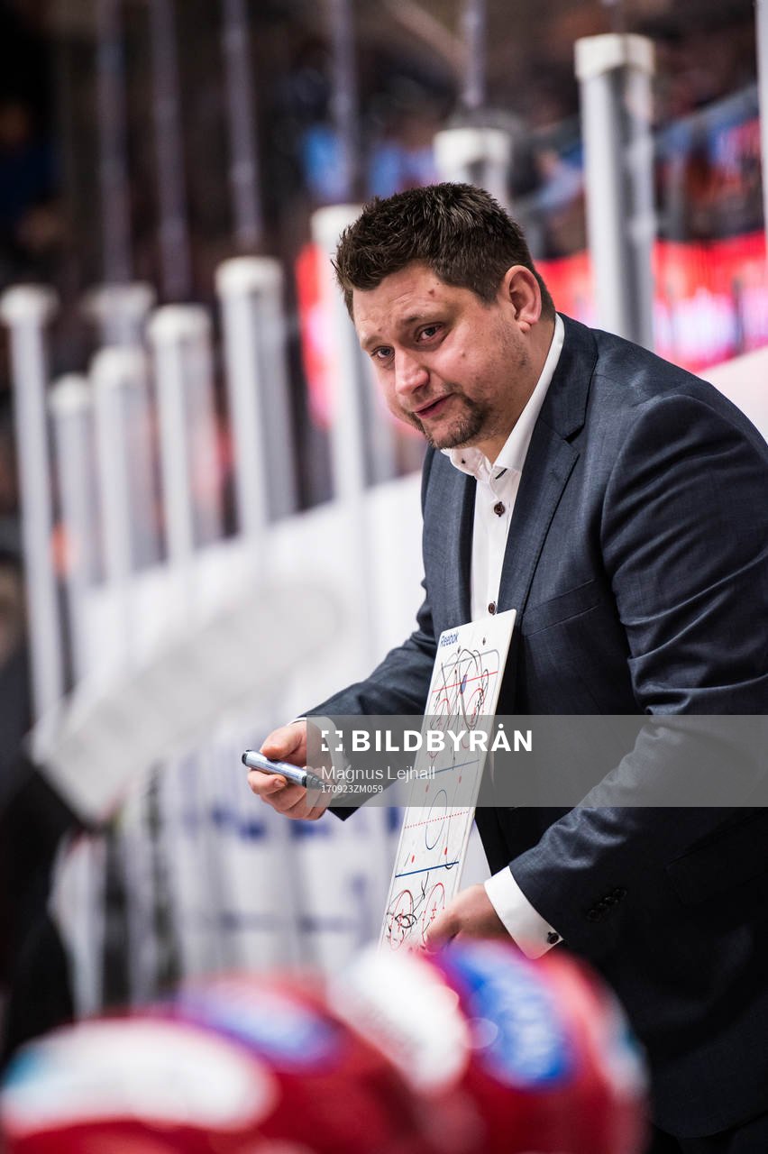 Moras tränare Mattias Karlin  reagerar