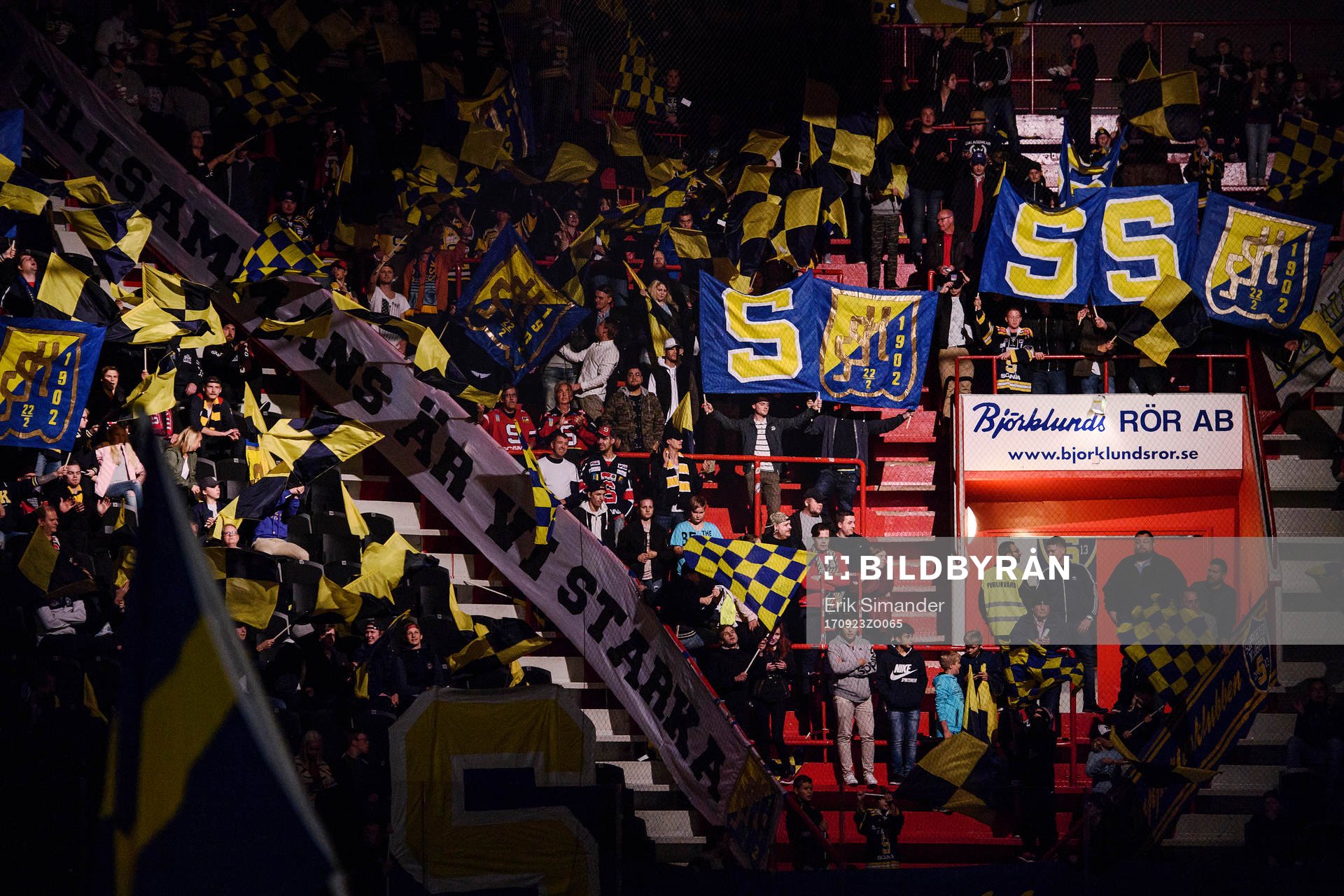 Södertäljes klack med ett tifo
