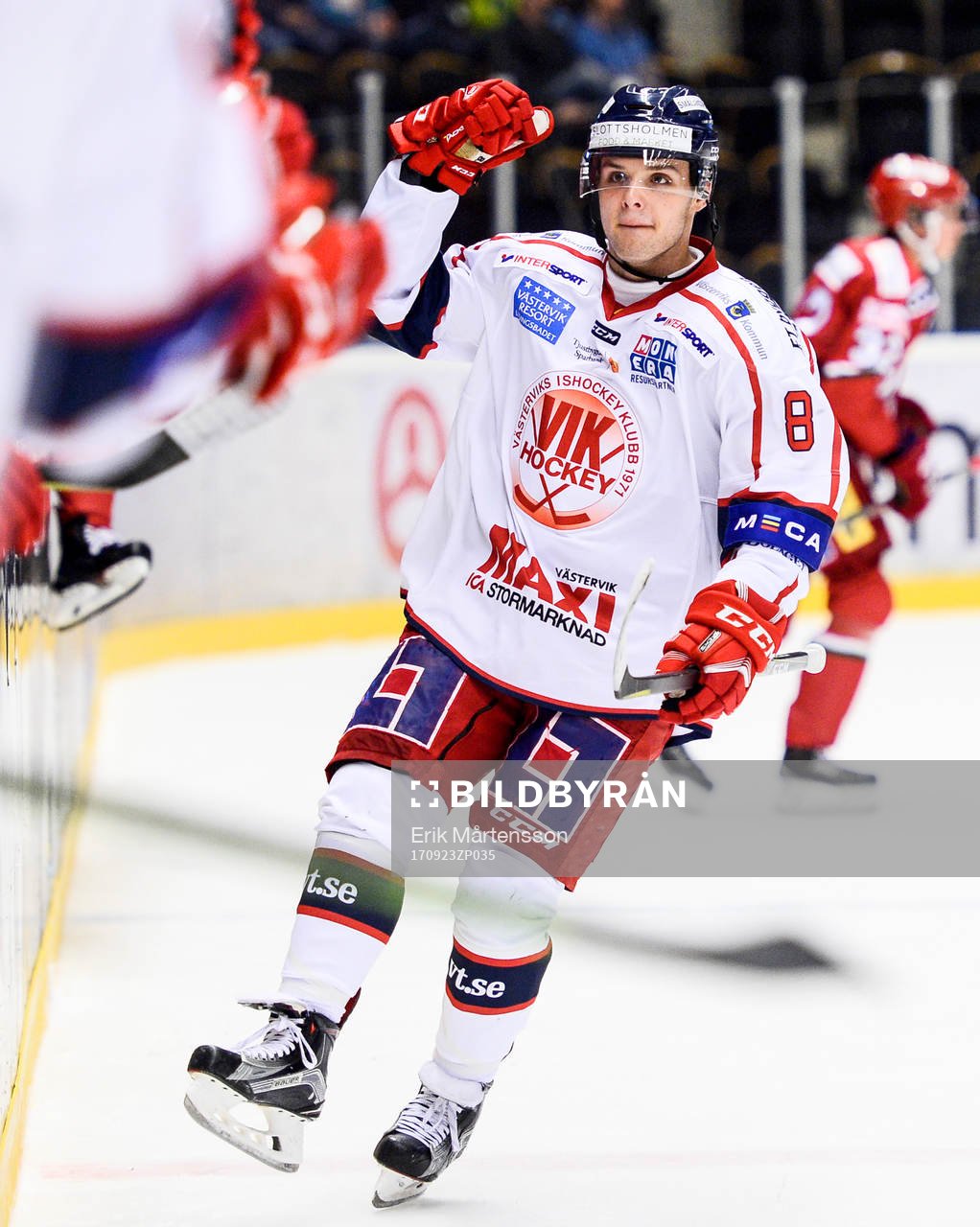 Västerviks Tony Pappila jublar med båset