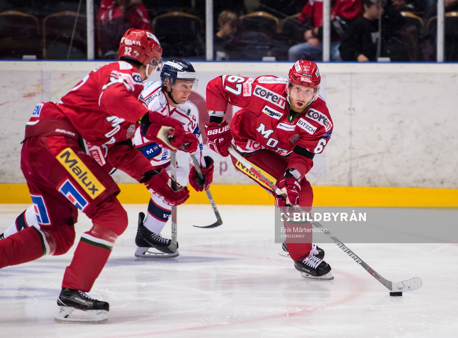 Modos Tobias Ericsson med pucken