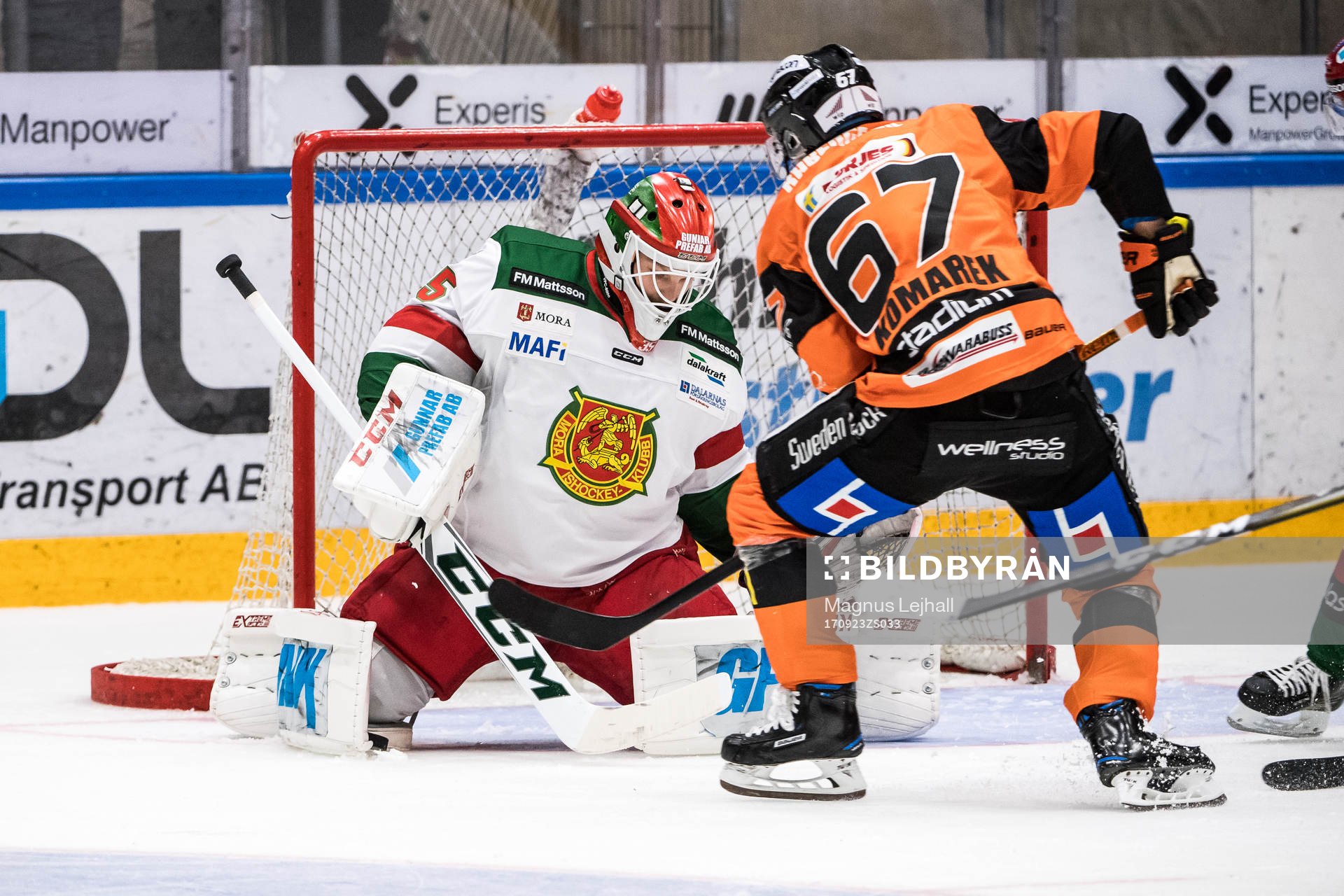 Karlskronas Konstantin Komarek oroar framför Moras