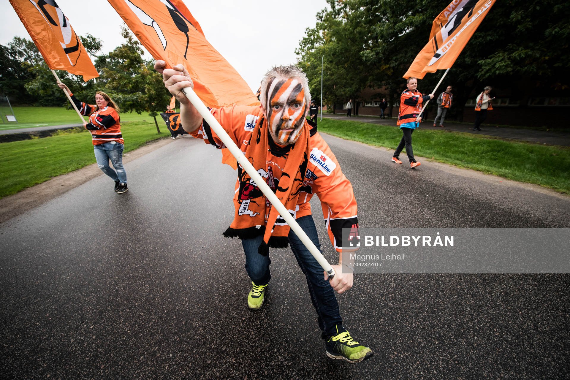 Karlskronas supportrar Black Bugs på väg till matchen