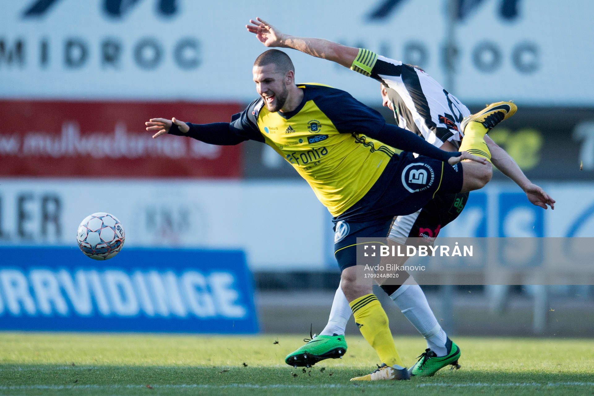 Ängelholms Oliver Stojanovic Fredin och Landskronas Dennis Olofsson under fotbollsmatchen i Division 1 Södra mellan Landskrona och Ängelholm den 24 september 2017 i Landskrona.