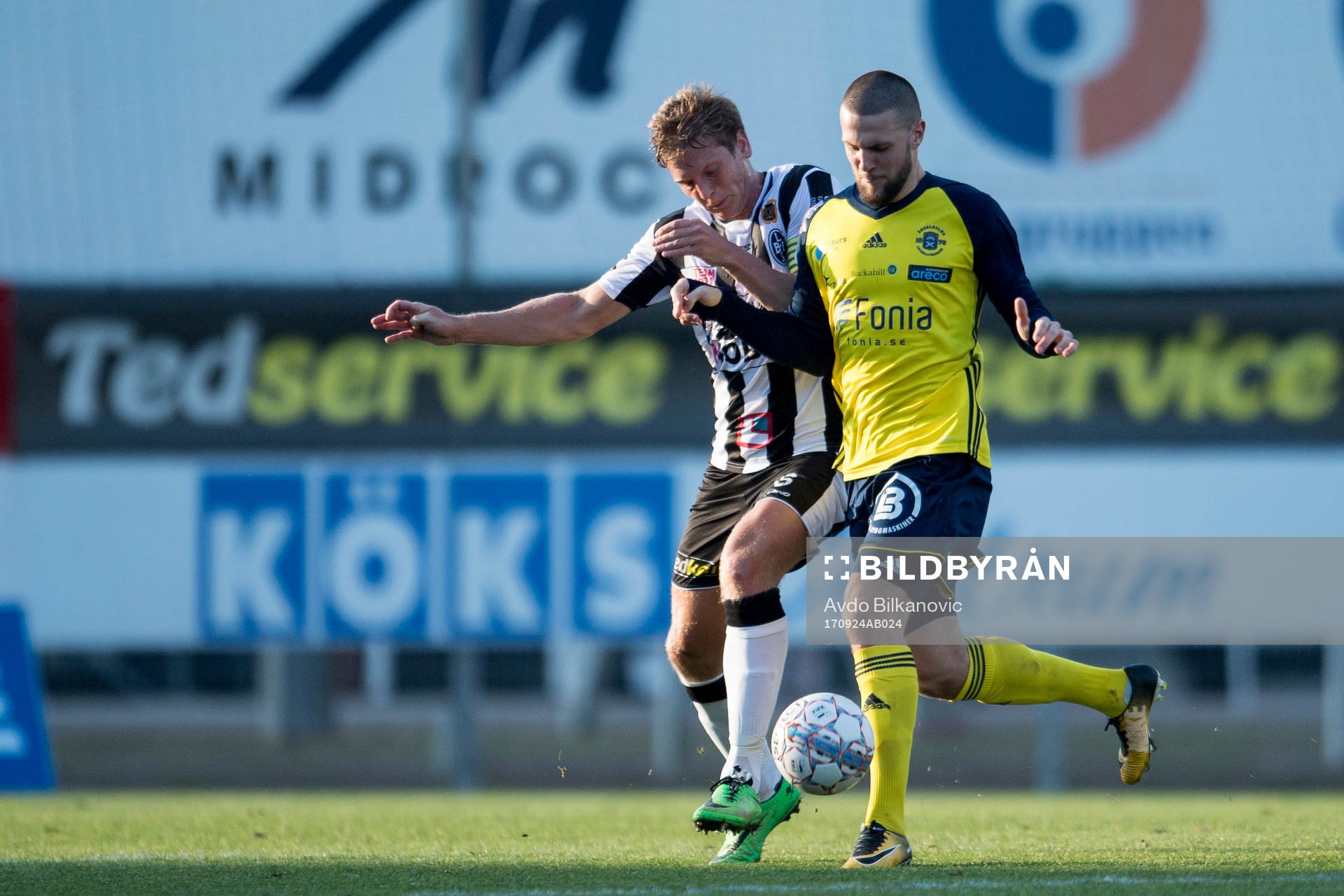 Ängelholms Oliver Stojanovic Fredin och Landskronas Dennis Olofsson under fotbollsmatchen i Division 1 Södra mellan Landskrona och Ängelholm den 24 september 2017 i Landskrona.