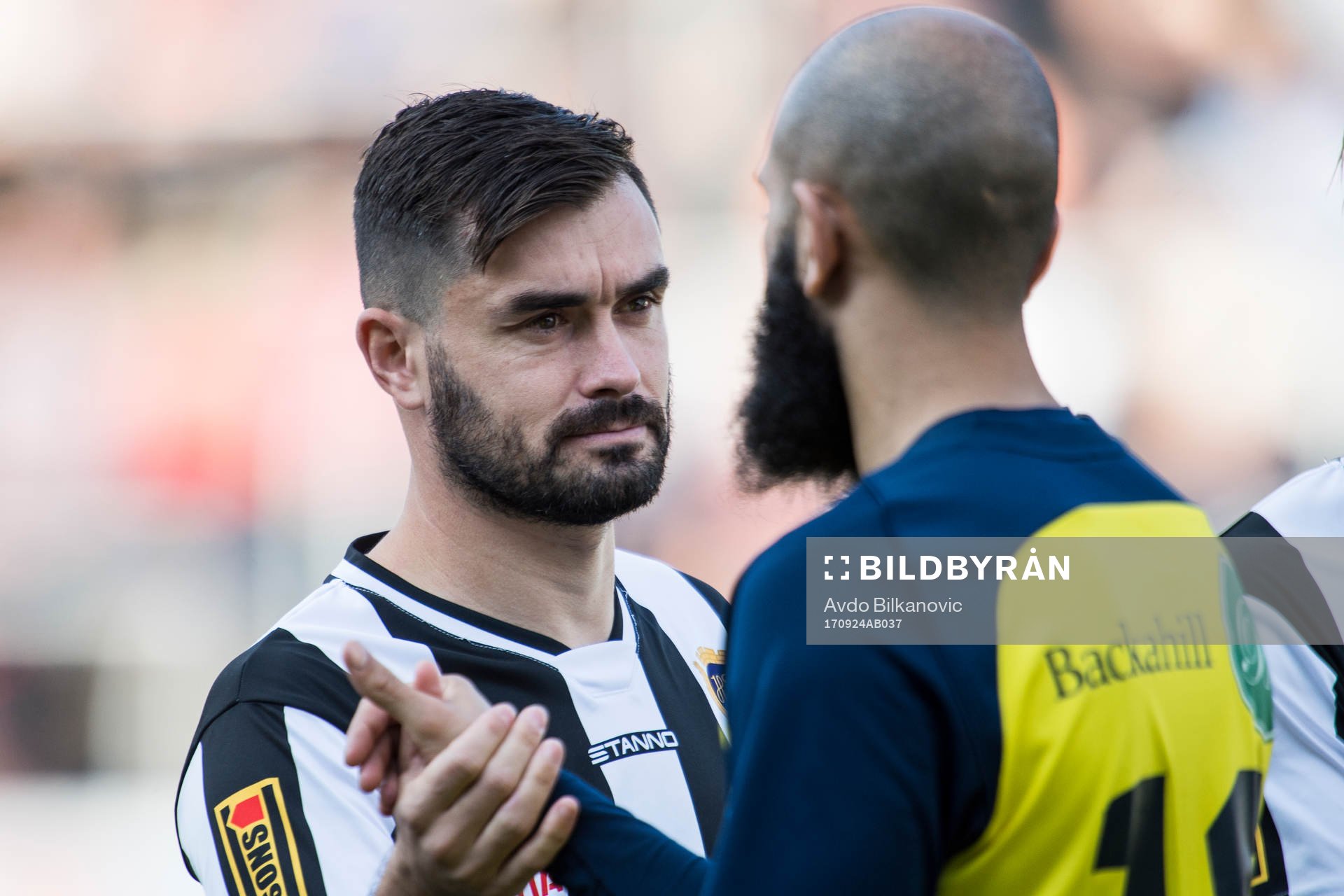 Landskronas Igor Arsenijevic hälsar Ängelholms Akram