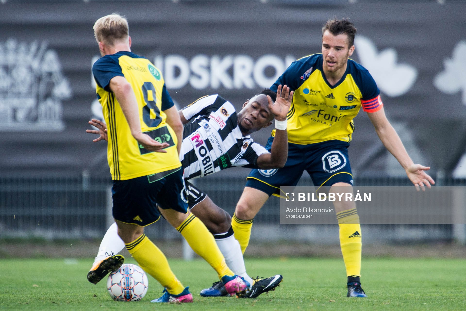 Landskronas Karim Sadat mellan Ängelholms Kristoffer Jeppsson och Dusko Sakan under fotbollsmatchen i Division 1 Södra mellan Landskrona och Ängelholm den 24 september 2017 i Landskrona.