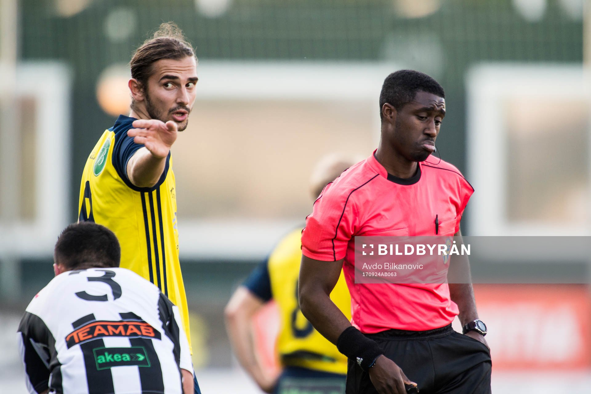 Ängelholms Vladica Zlojutro och domare Fredrik Oppong under fotbollsmatchen i Division 1 Södra mellan Landskrona och Ängelholm den 24 september 2017 i Landskrona.