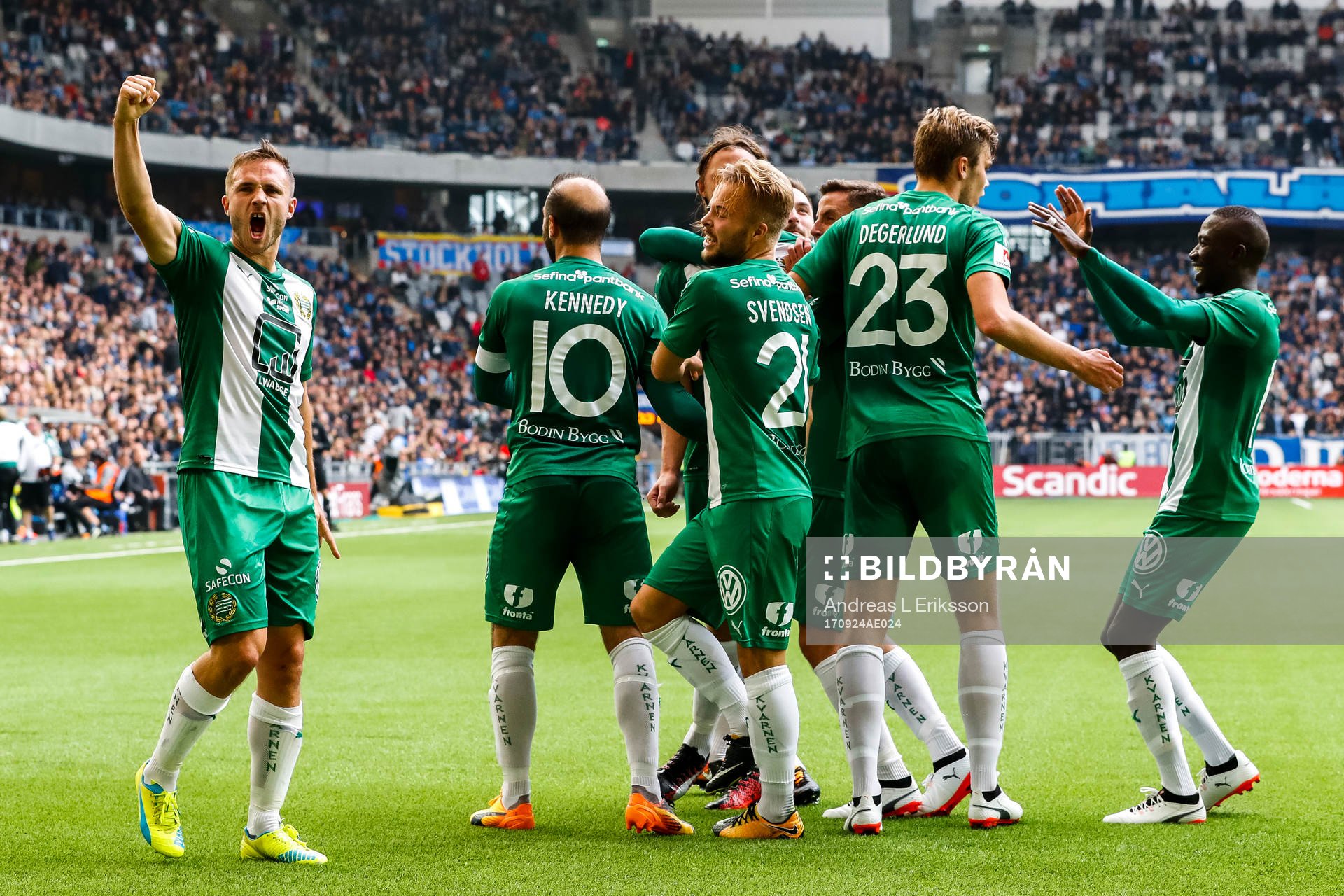 Hammarbys spelare jublar med Björn Paulsen