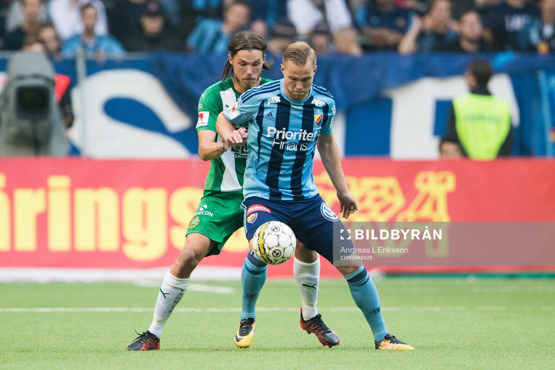 Hammarbys Björn Paulsen i kamp om bollen med Djurgårdens