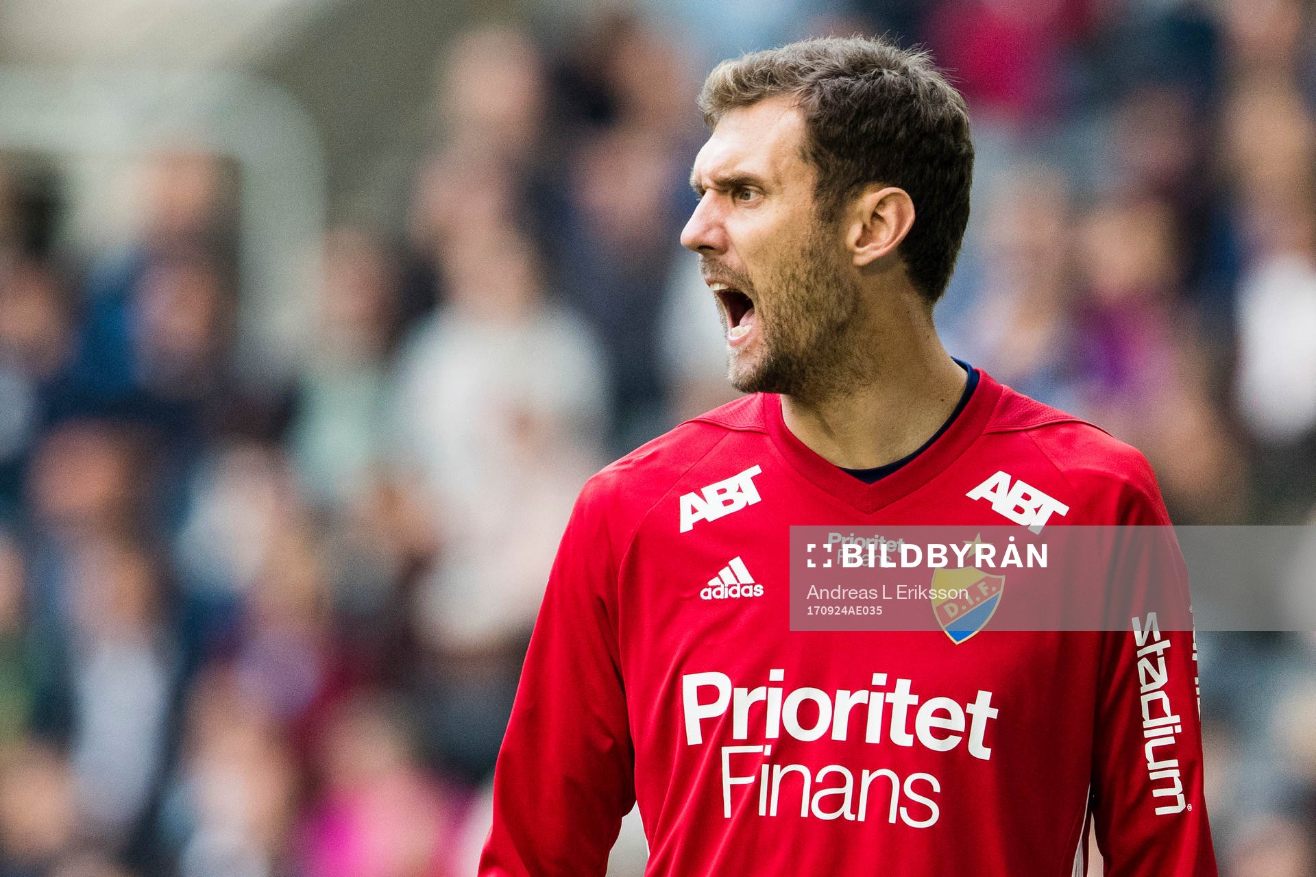 Djurgårdens målvakt Andreas Isaksson reagerar
