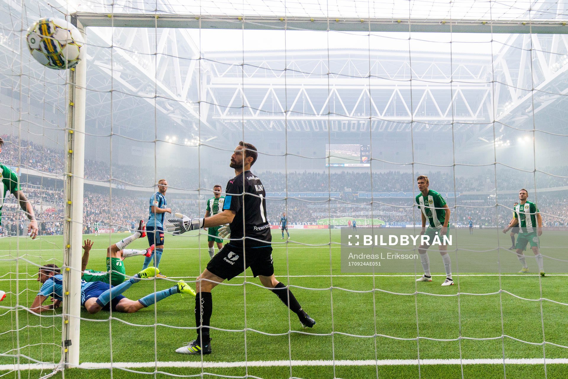 Hammarbys målvakt Johan Wiland ser hur bollen går in i